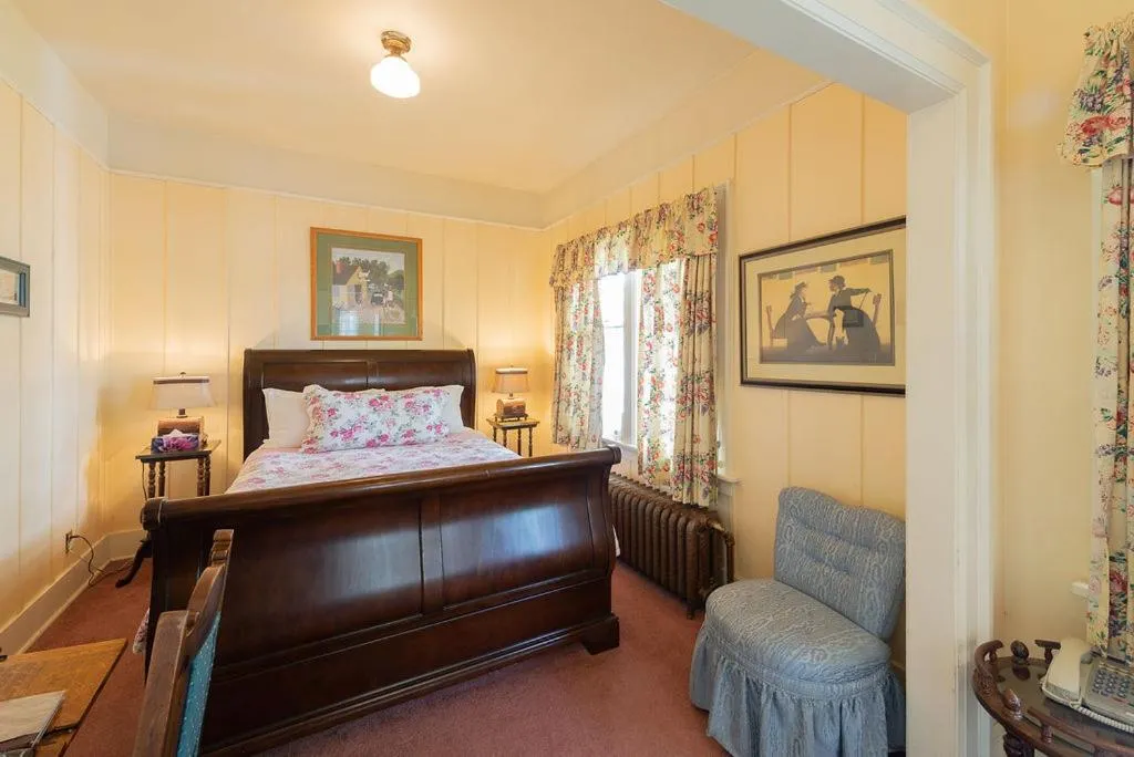 Standard Queen Room in Beaconsfield Bed and Breakfast - Victoria