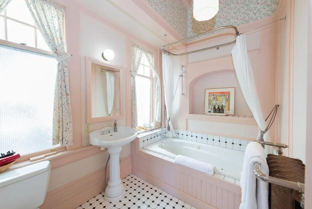 Deluxe King Suite in Beaconsfield Bed and Breakfast - Victoria