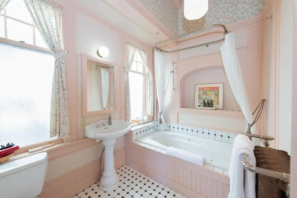 Deluxe King Suite in Beaconsfield Bed and Breakfast - Victoria Deluxe King Suite in Beaconsfield Bed and Breakfast - Victoria