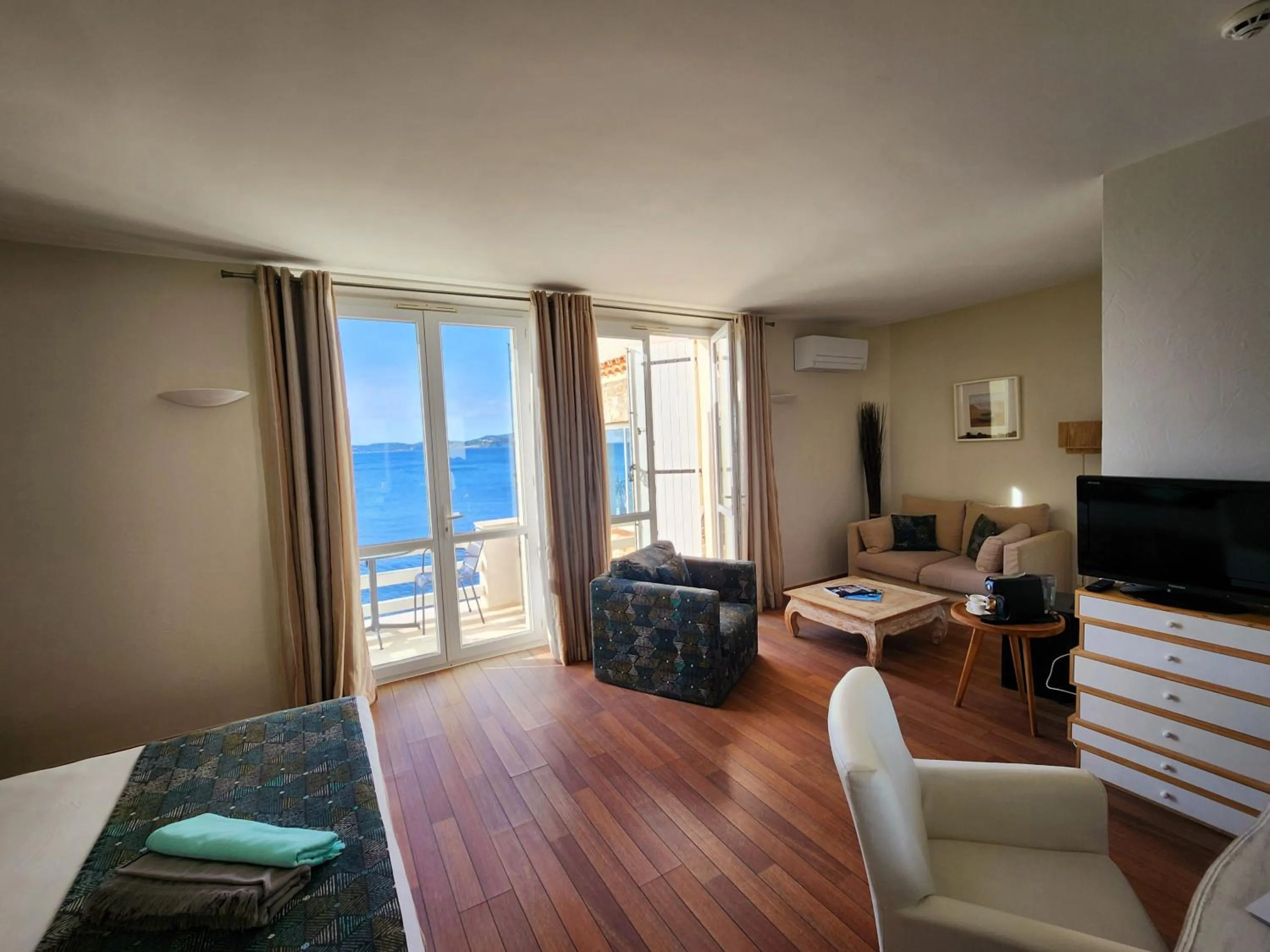 Photo of the whole room in La Belle Aurore