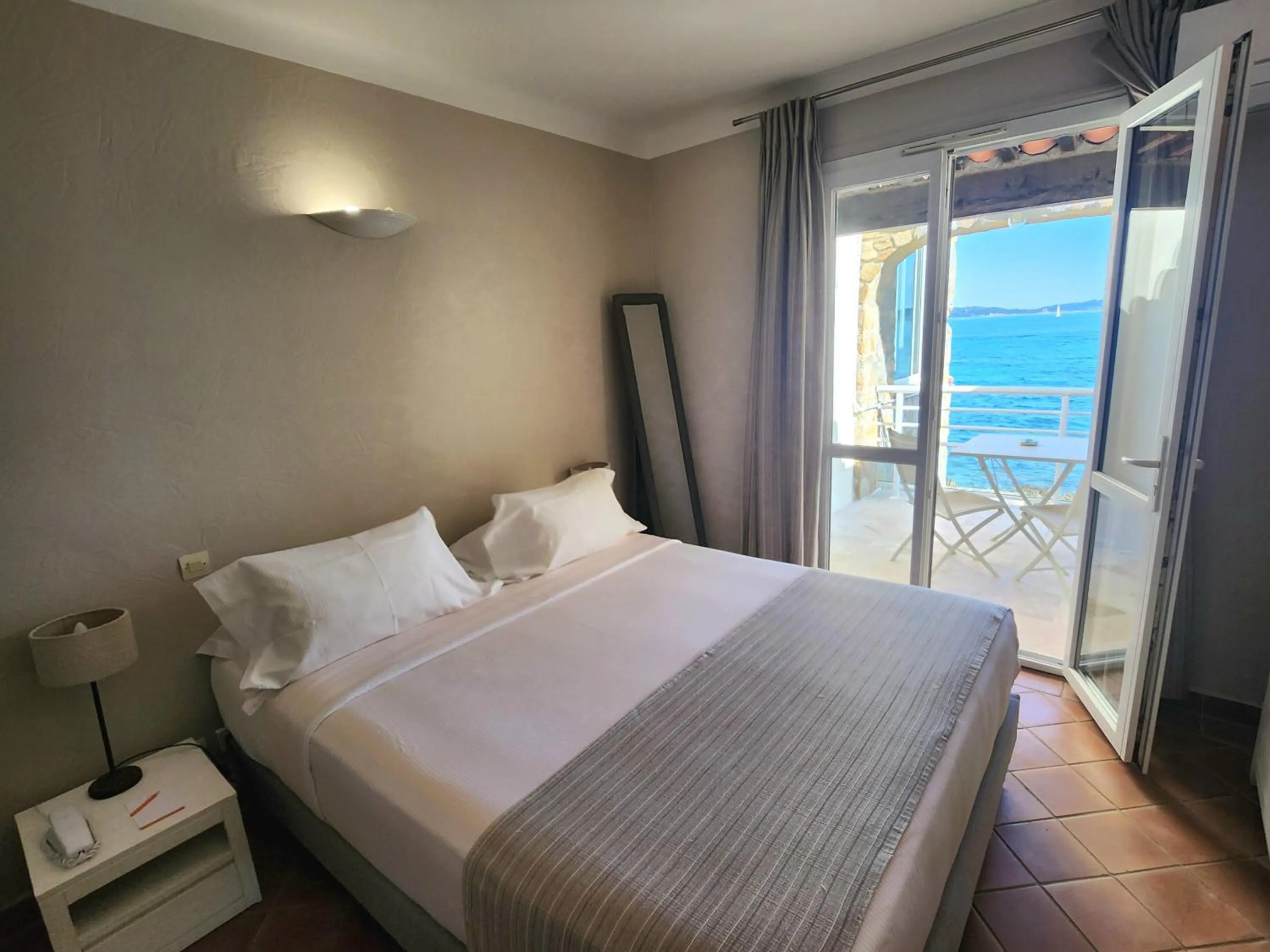 Bed in La Belle Aurore