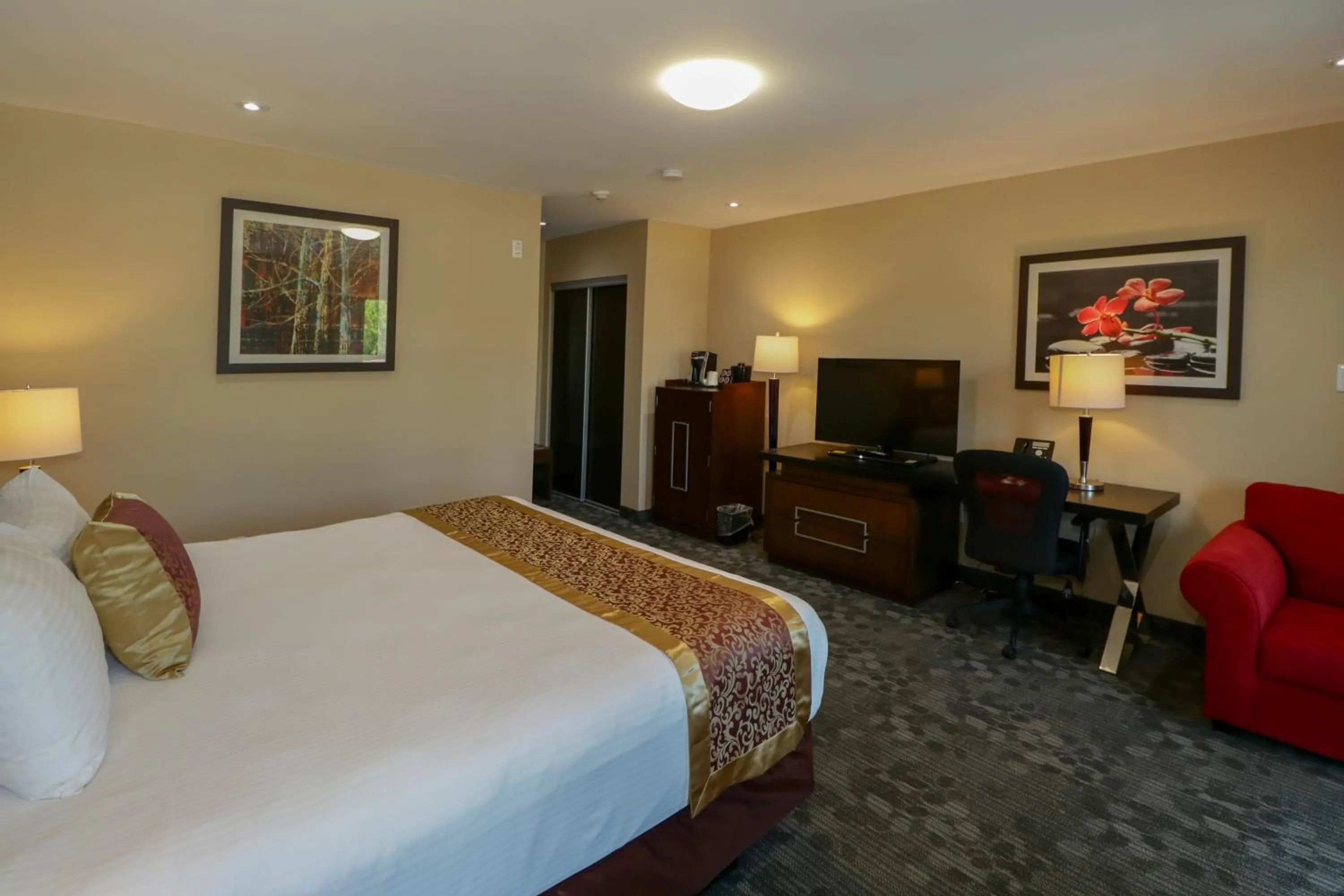 Photo of the whole room, Bed in Ramada by Wyndham Jackson's Point