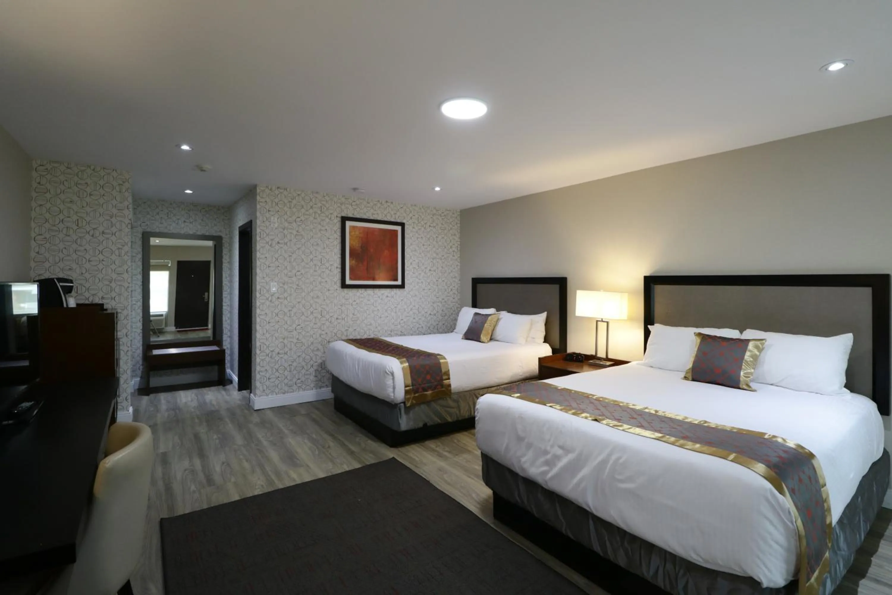 Photo of the whole room, Bed in Ramada by Wyndham Jackson's Point