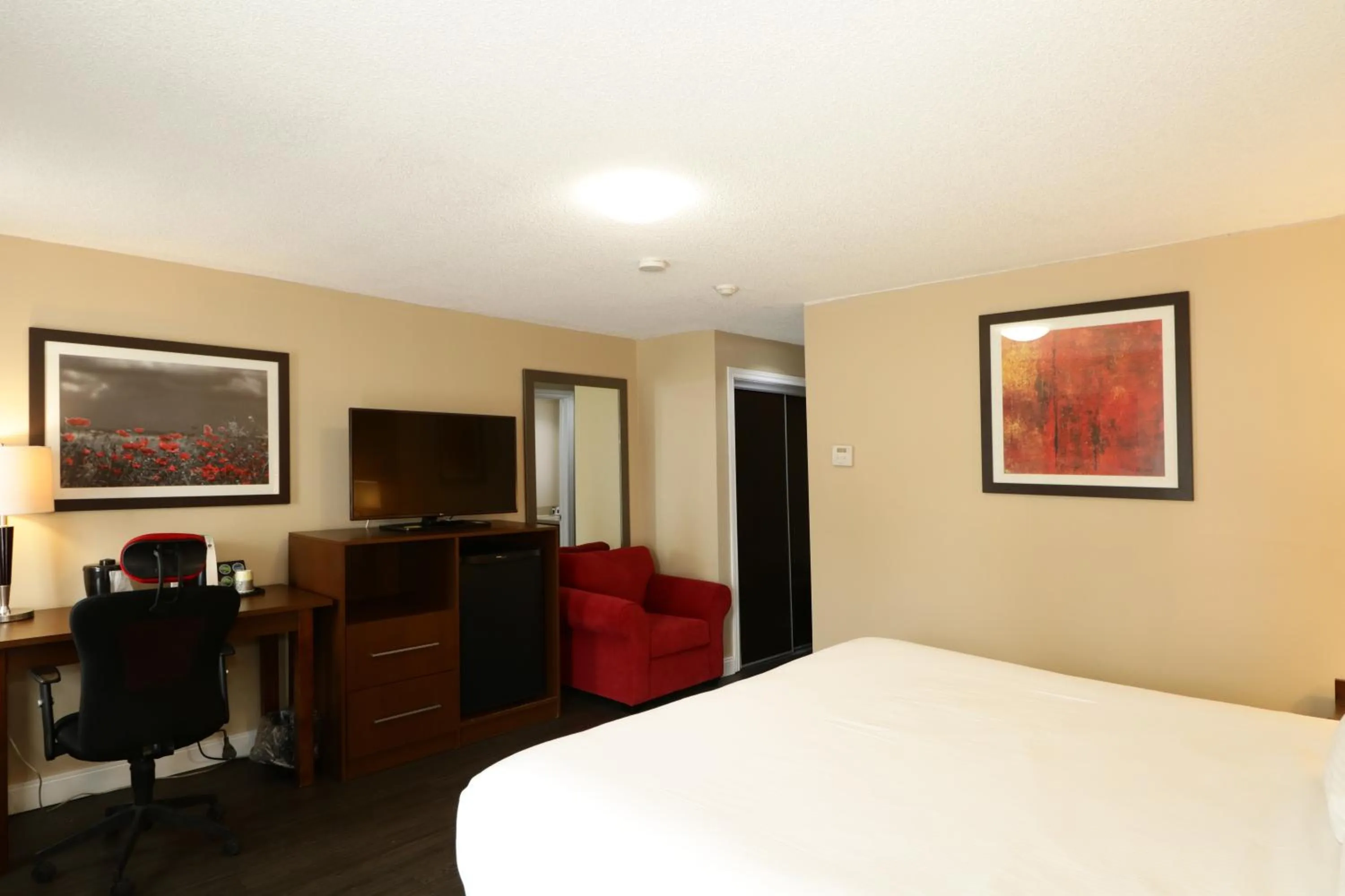 TV and multimedia, Bed in Ramada by Wyndham Jackson's Point