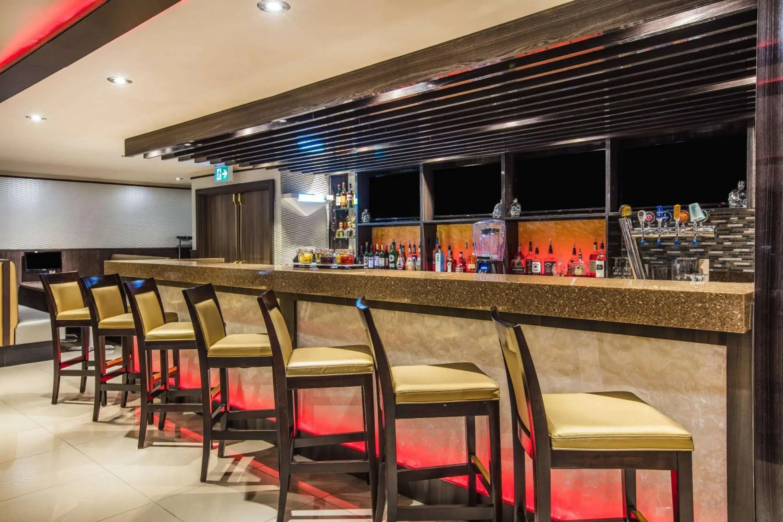Lounge or bar in Ramada by Wyndham Jackson's Point Lounge or bar in Ramada by Wyndham Jackson's Point