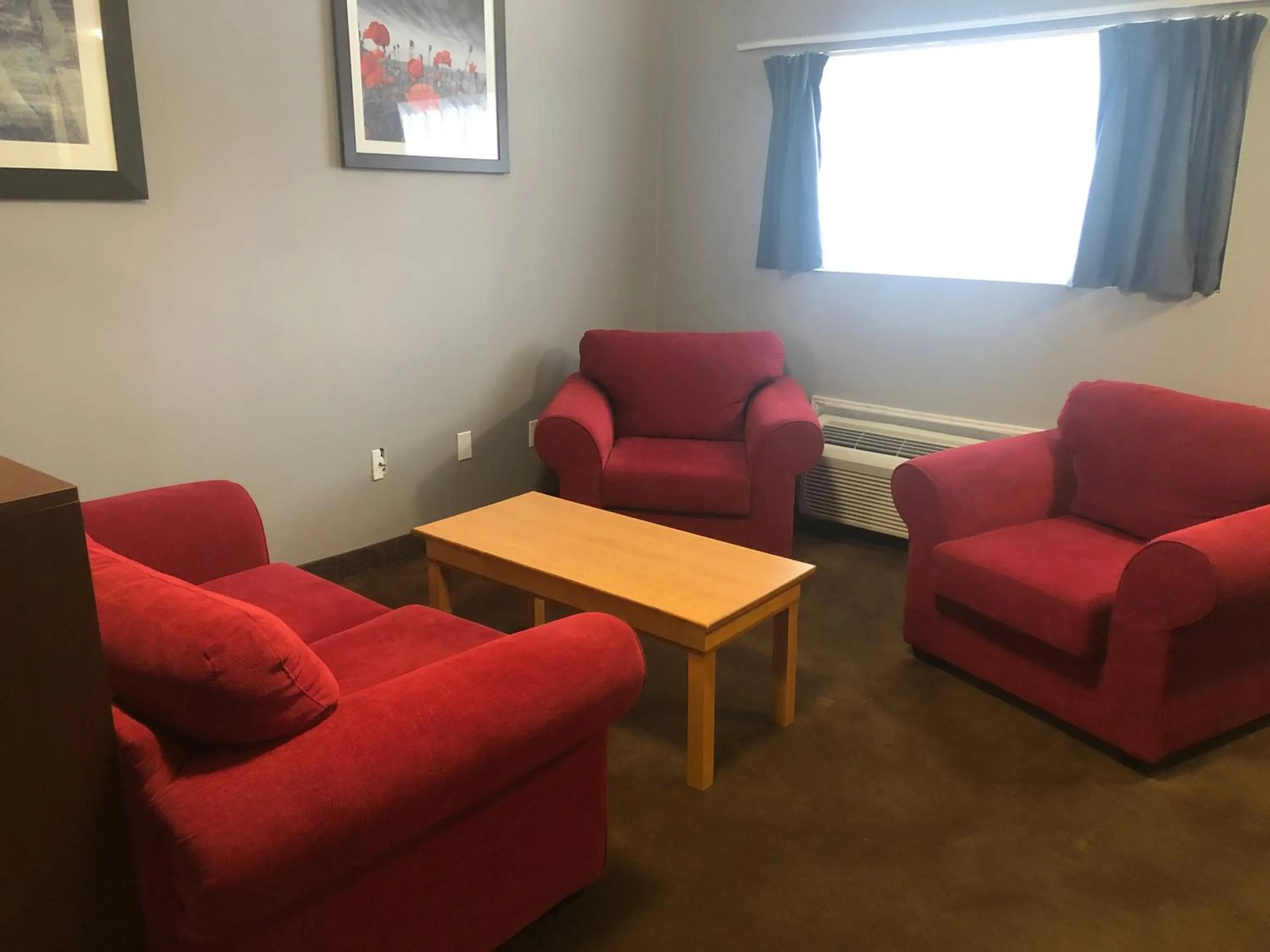 Seating area in Ramada by Wyndham Jackson's Point