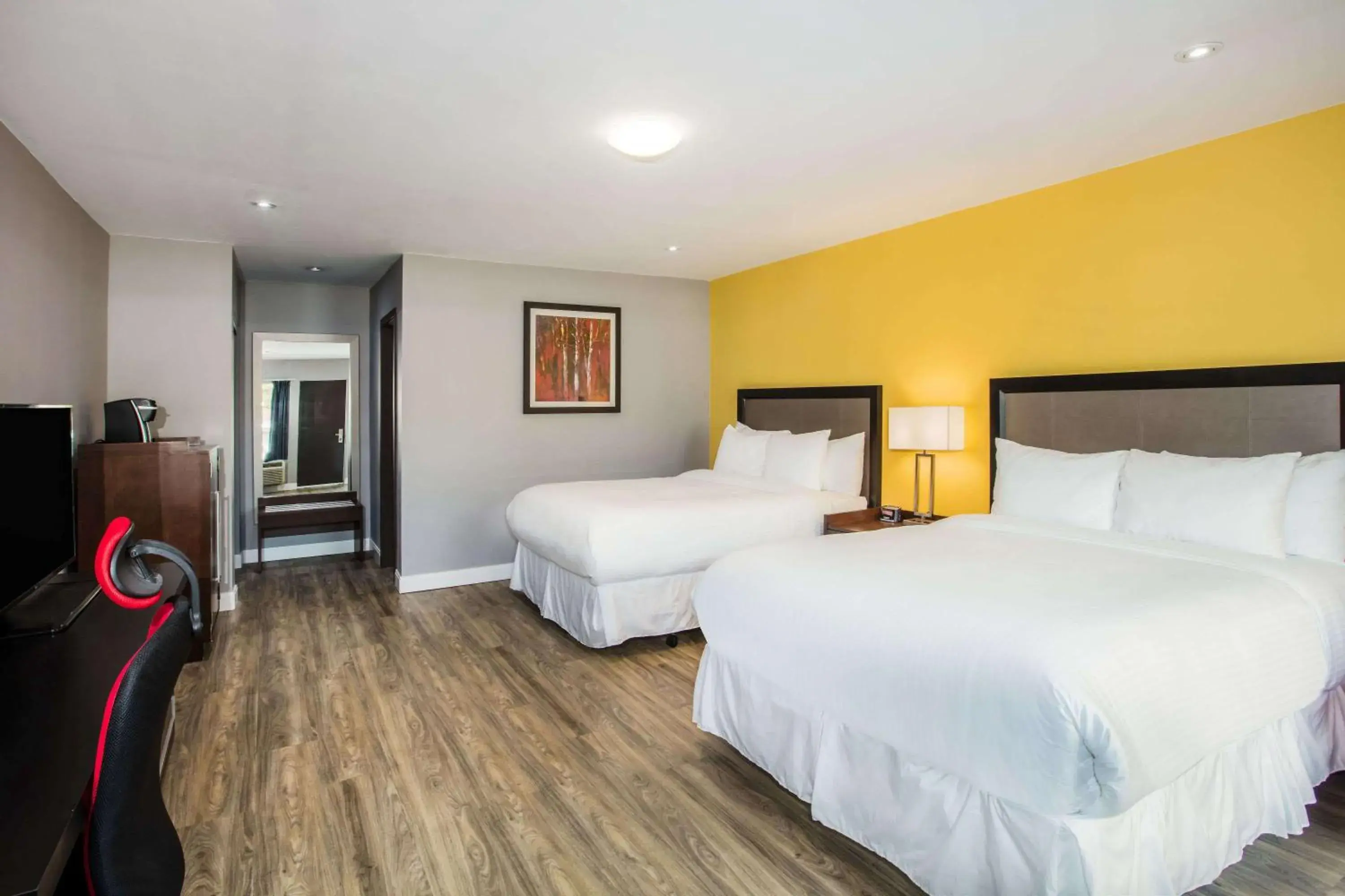 Photo of the whole room, Bed in Ramada by Wyndham Jackson's Point Photo of the whole room, Bed in Ramada by Wyndham Jackson's Point