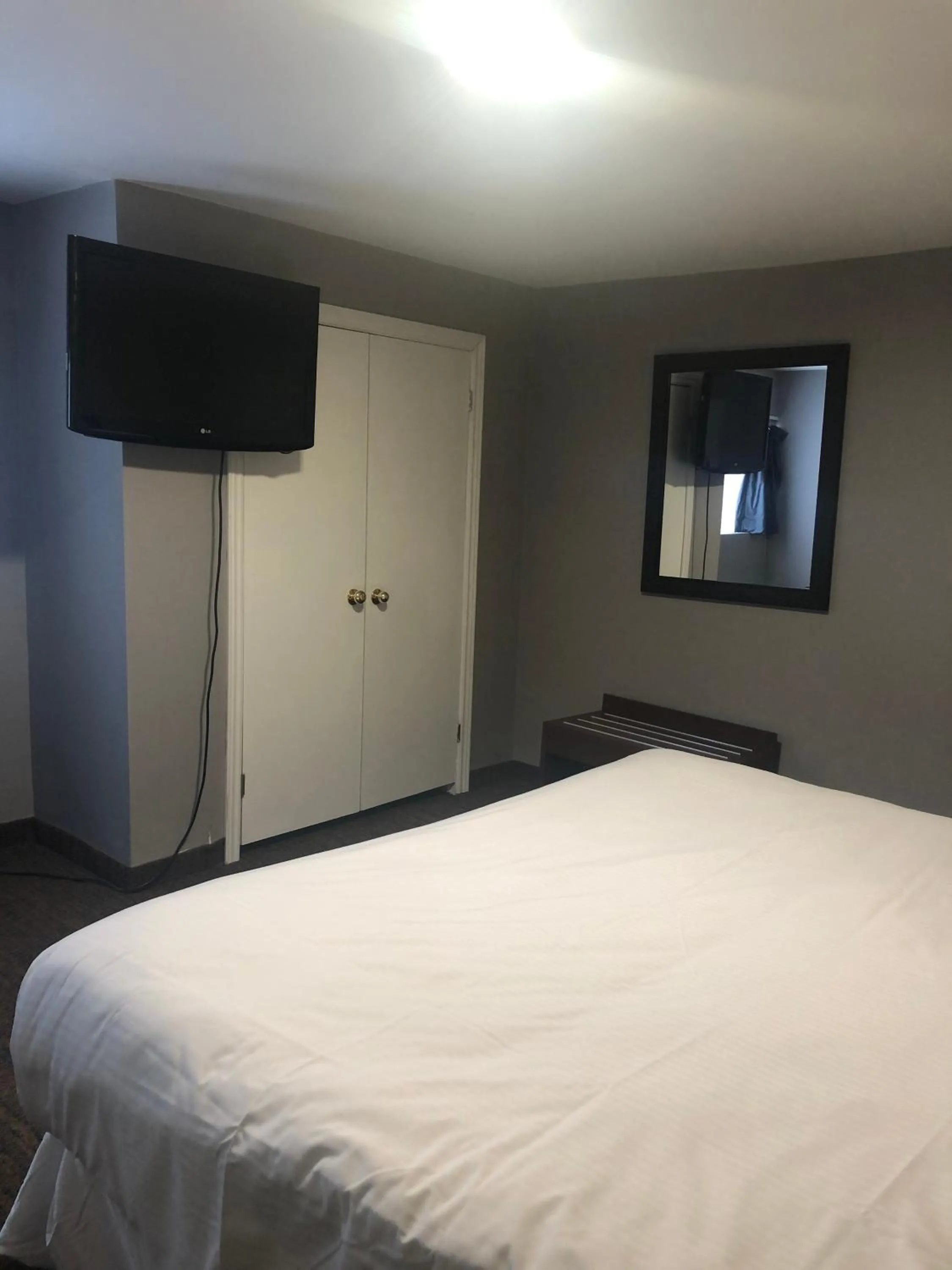 Bedroom, Bed in Ramada by Wyndham Jackson's Point