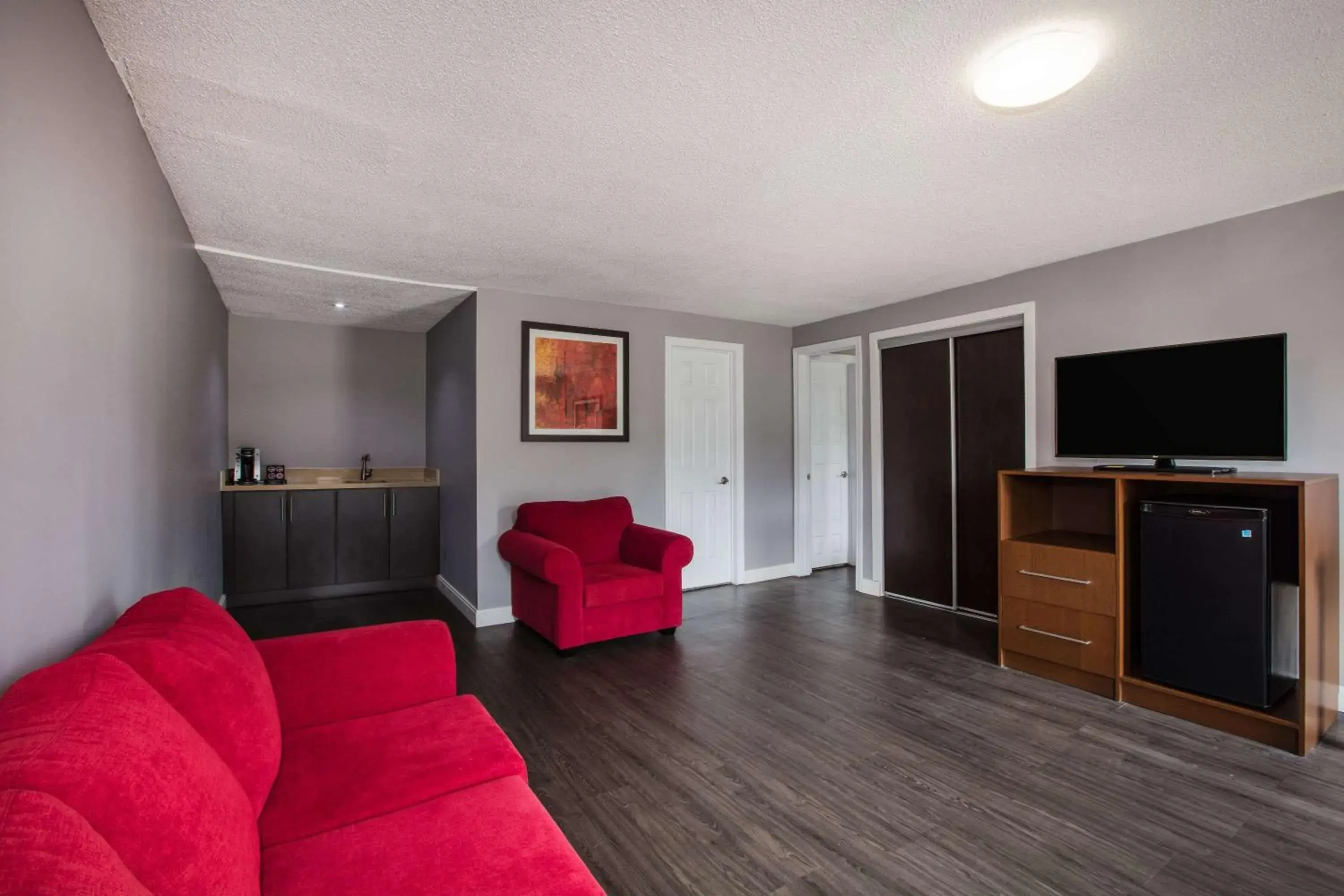 Photo of the whole room in Ramada by Wyndham Jackson's Point Photo of the whole room in Ramada by Wyndham Jackson's Point