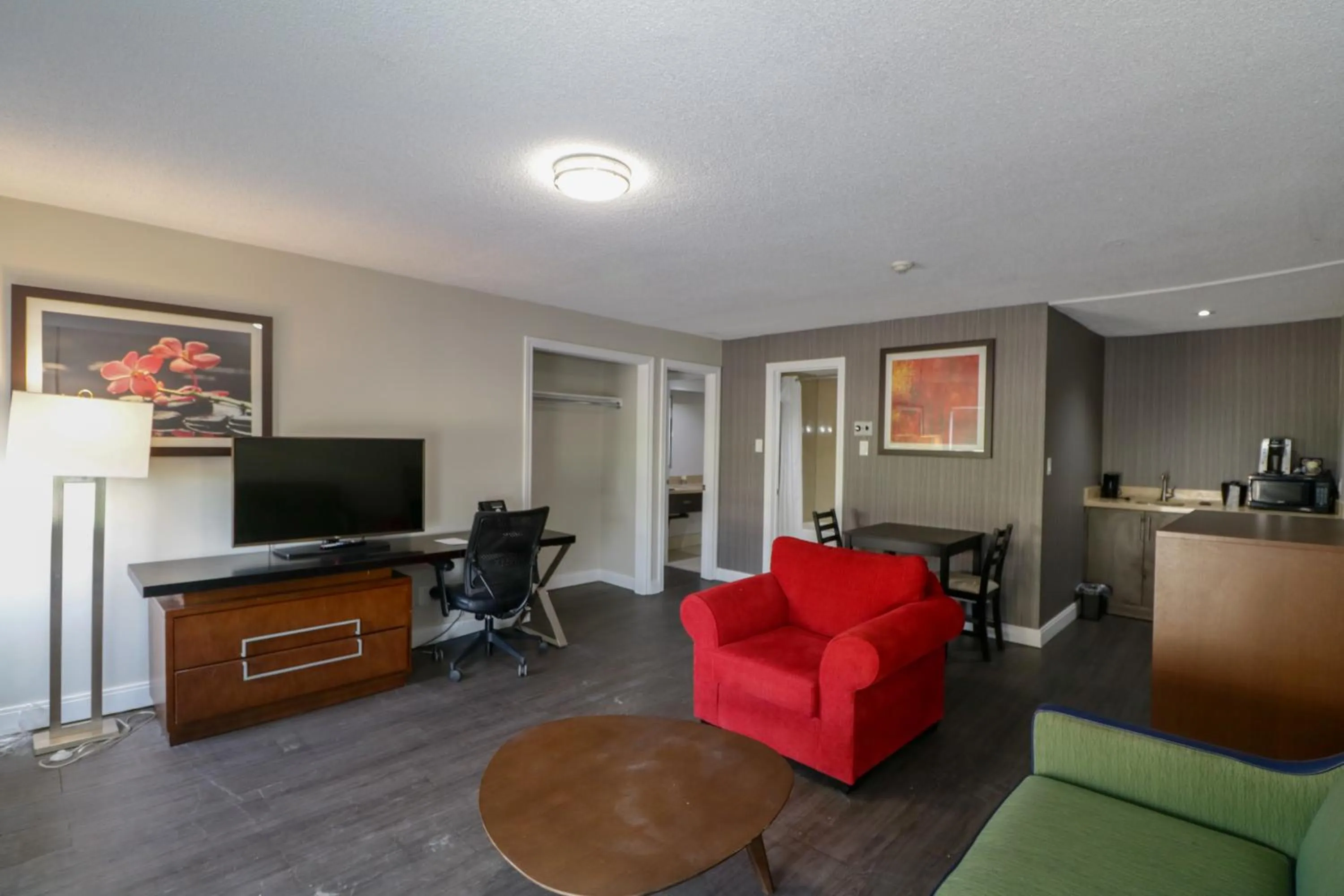 TV and multimedia in Ramada by Wyndham Jackson's Point