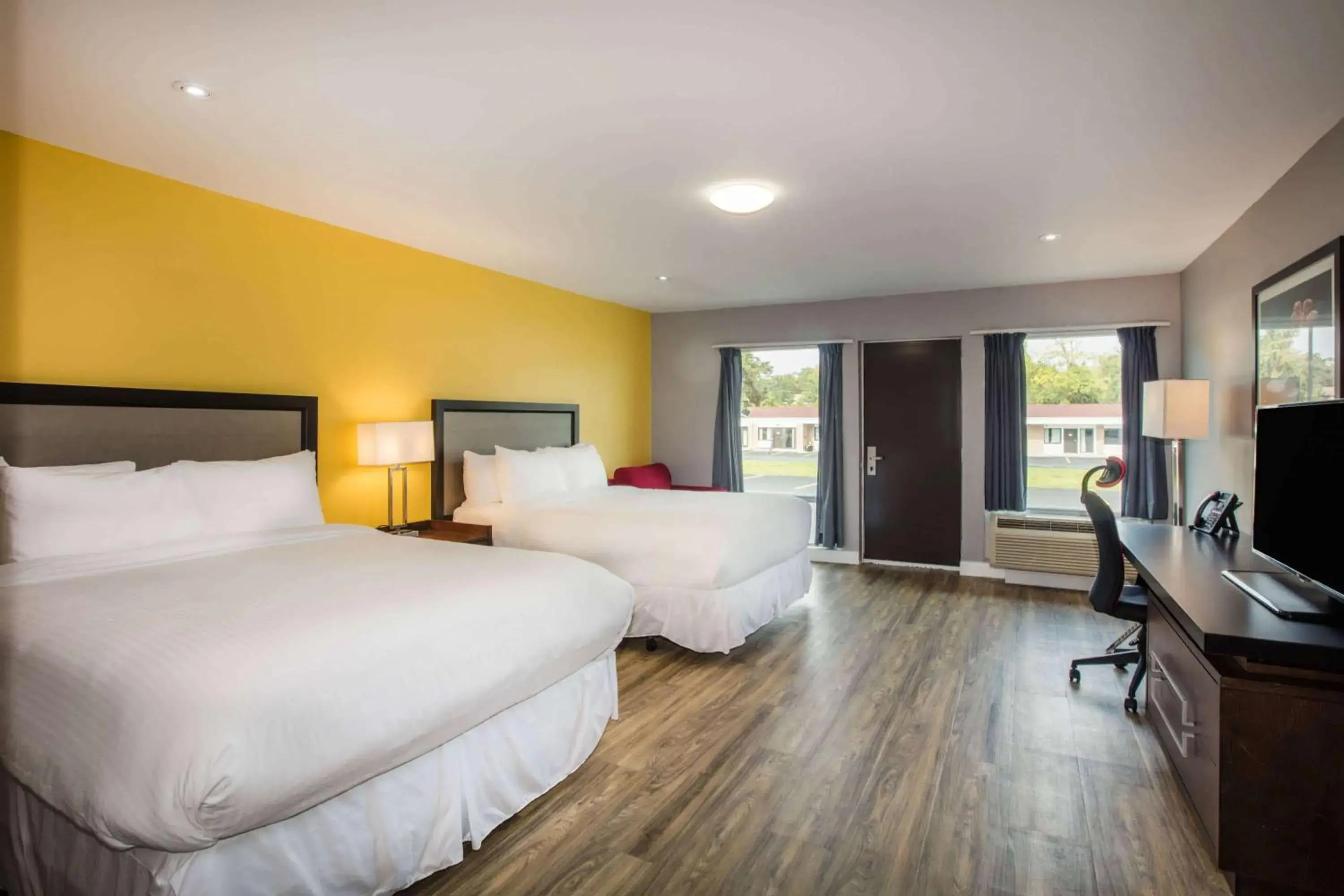 Photo of the whole room, Bed in Ramada by Wyndham Jackson's Point Photo of the whole room, Bed in Ramada by Wyndham Jackson's Point