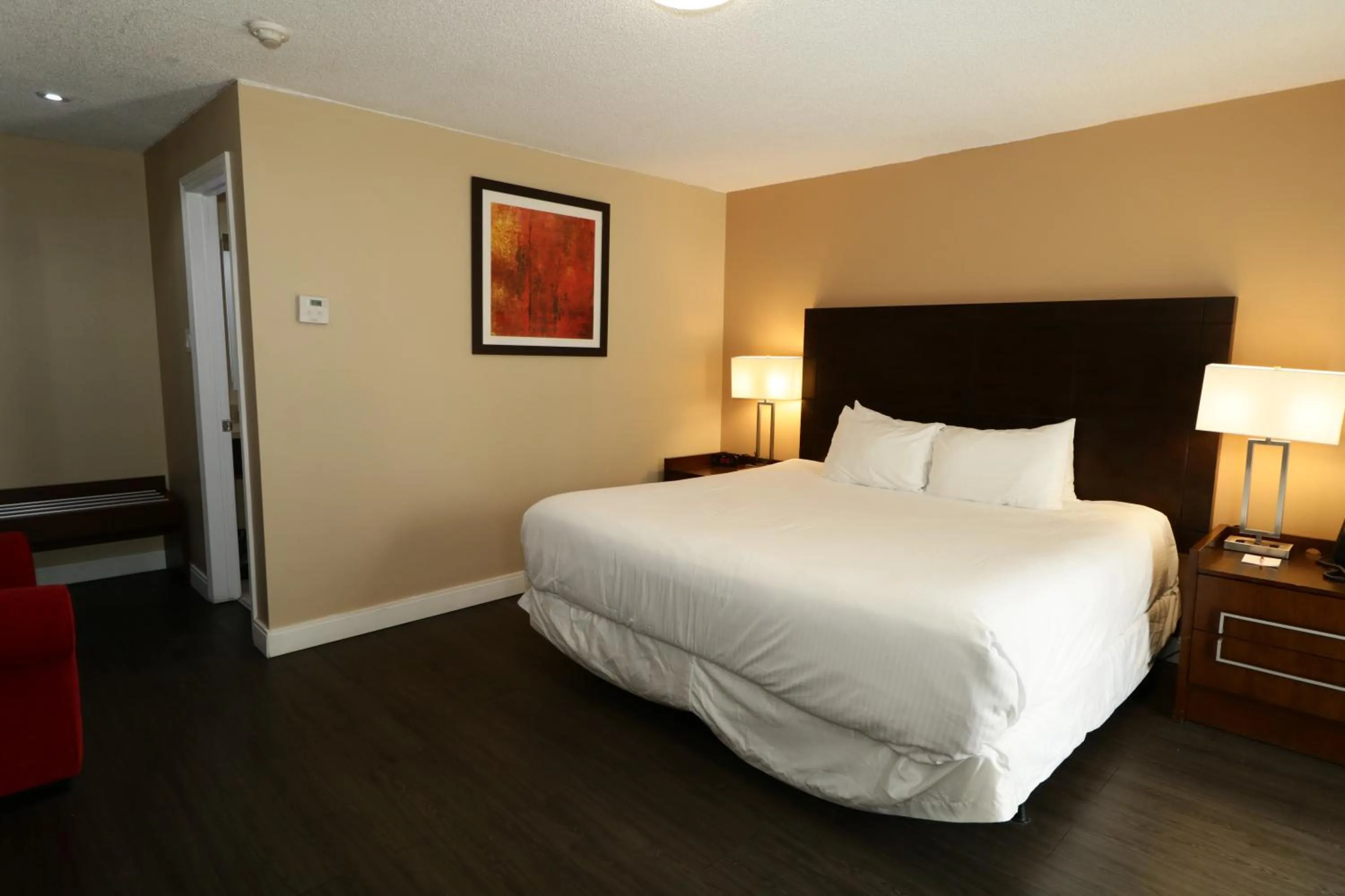 Photo of the whole room, Bed in Ramada by Wyndham Jackson's Point
