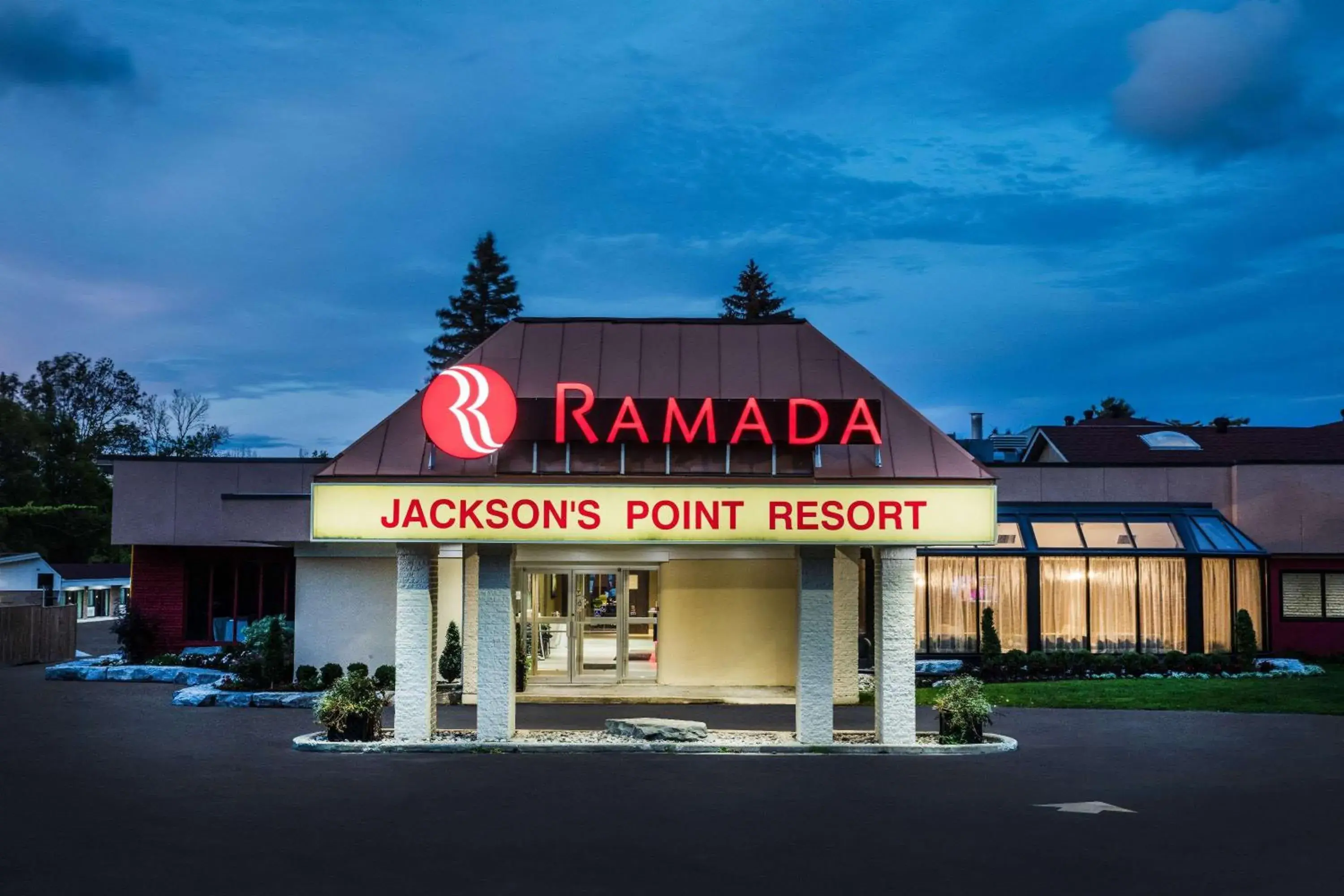 Property building in Ramada by Wyndham Jackson's Point Property building in Ramada by Wyndham Jackson's Point