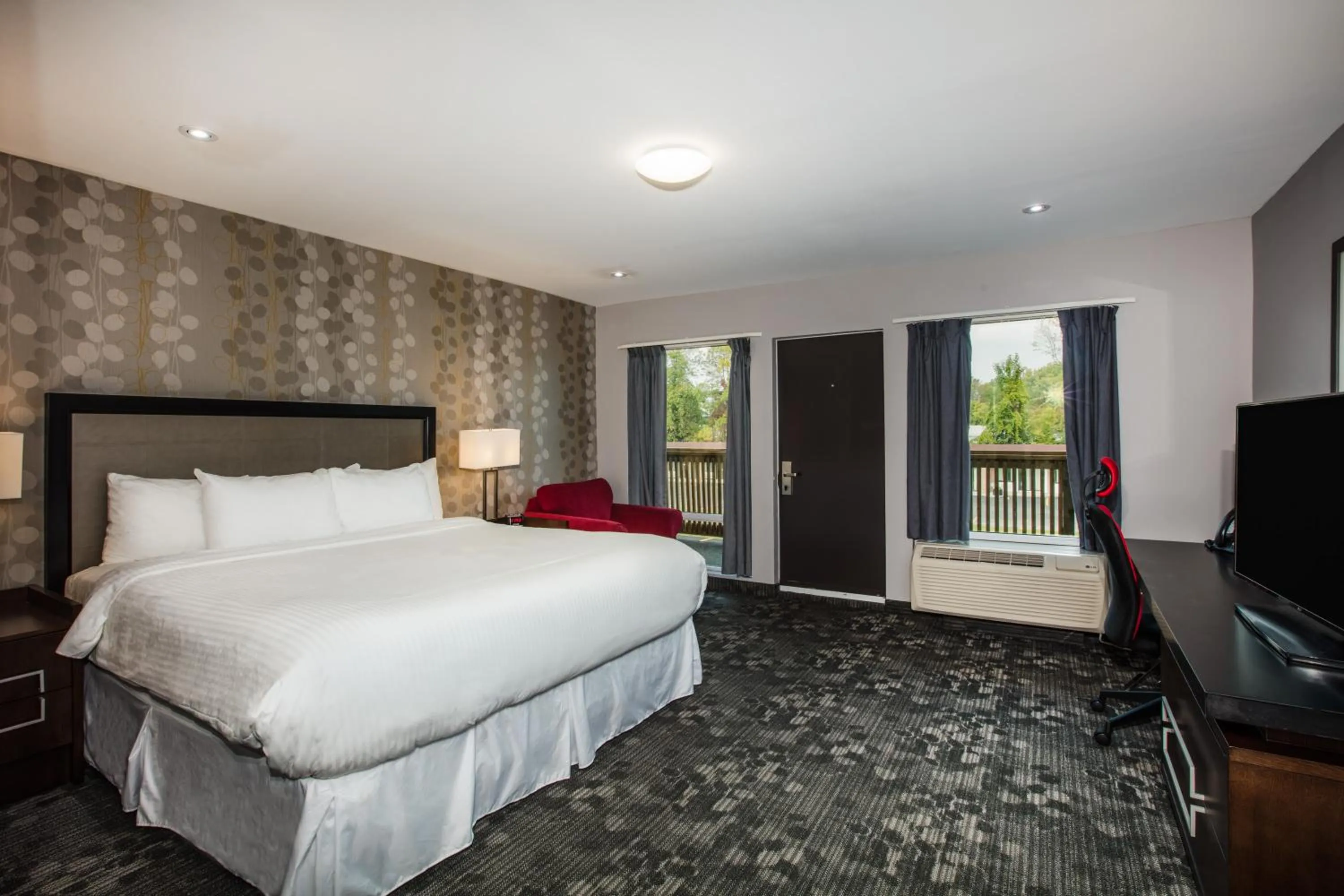 Photo of the whole room, Bed in Ramada by Wyndham Jackson's Point