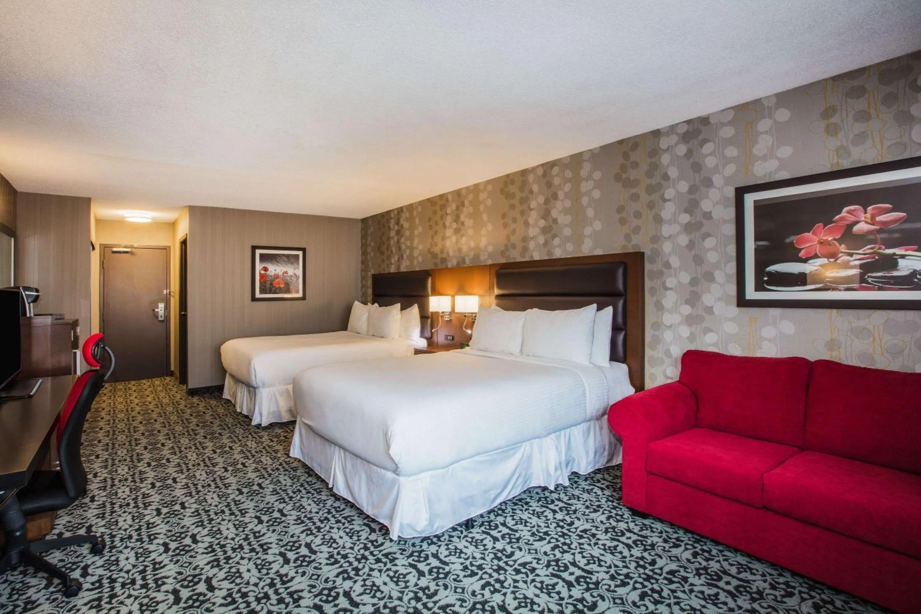 Photo of the whole room, Bed in Ramada by Wyndham Jackson's Point