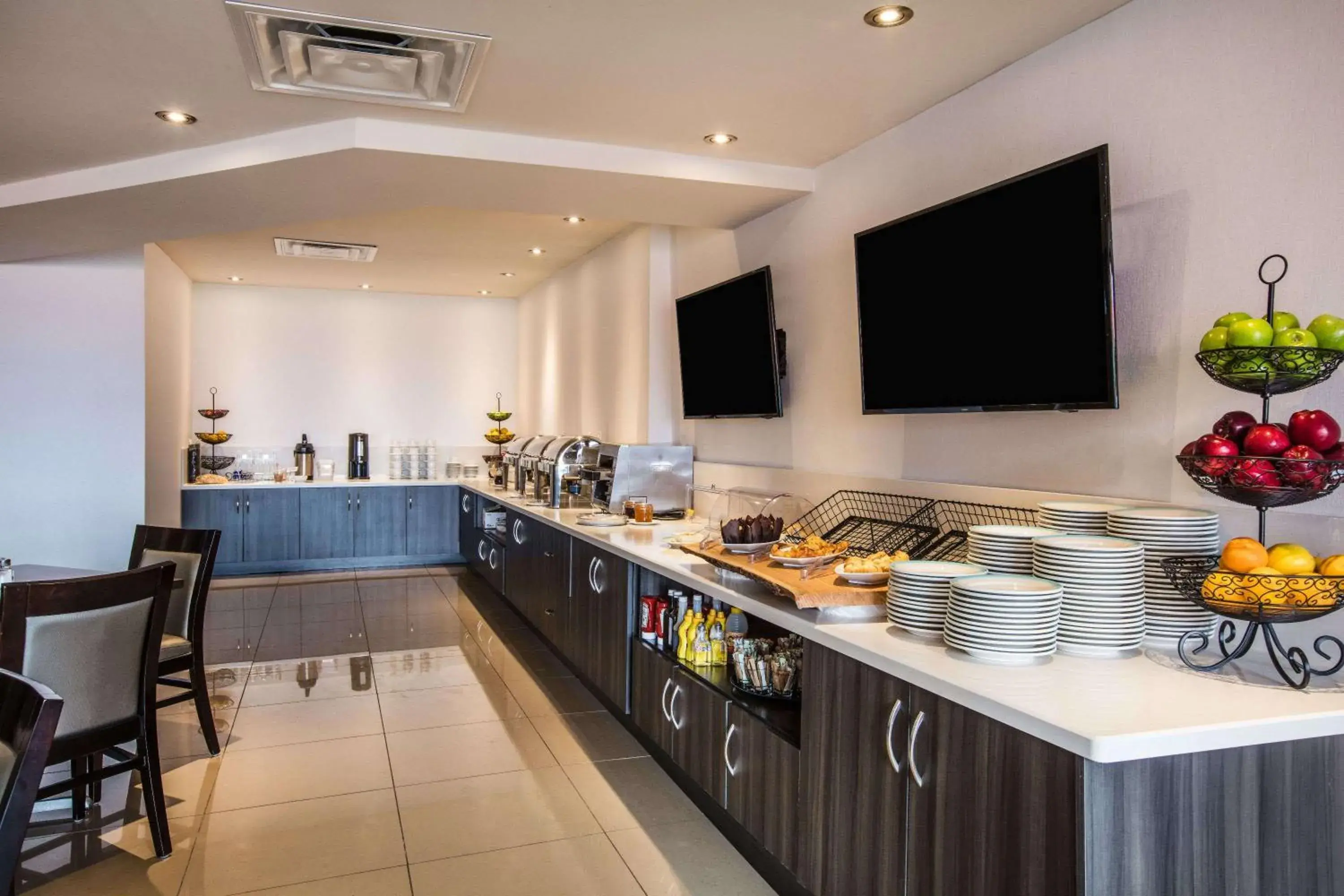 Restaurant/places to eat in Ramada by Wyndham Jackson's Point Restaurant/places to eat in Ramada by Wyndham Jackson's Point