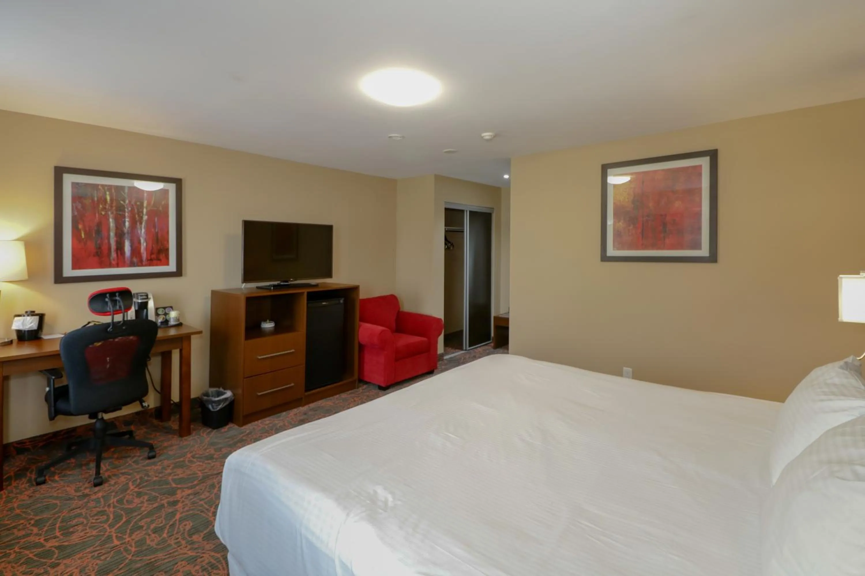 Bedroom, Bed in Ramada by Wyndham Jackson's Point