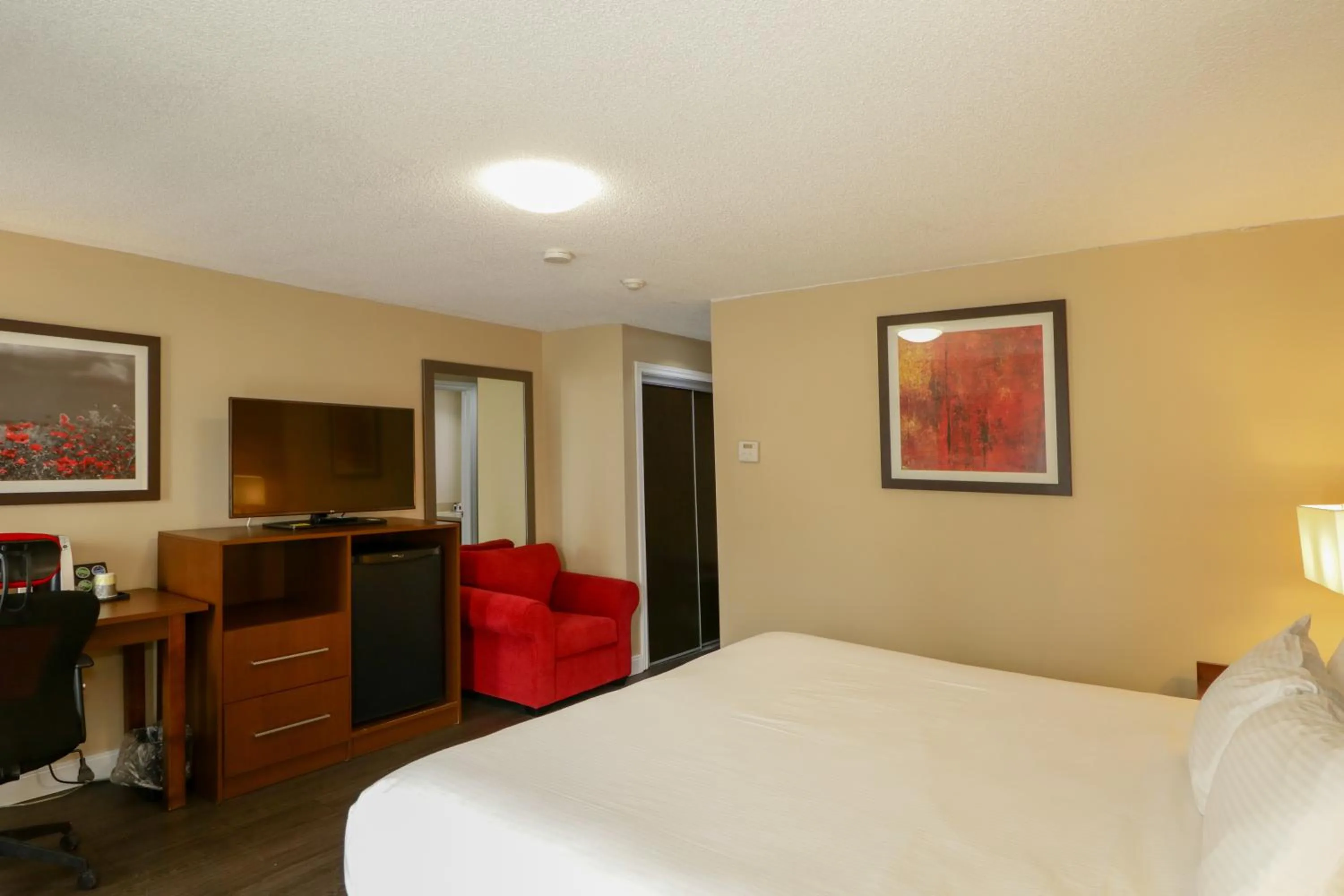 Photo of the whole room, Bed in Ramada by Wyndham Jackson's Point