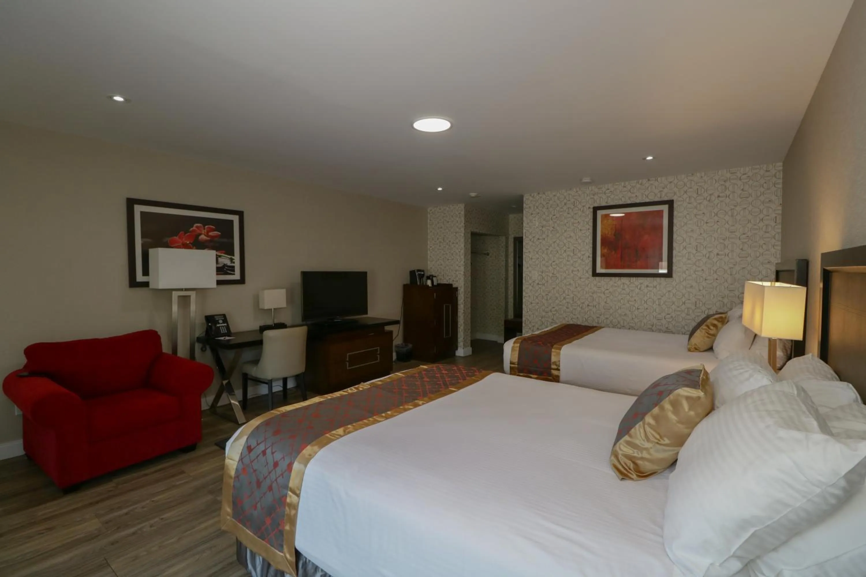 TV and multimedia, Bed in Ramada by Wyndham Jackson's Point