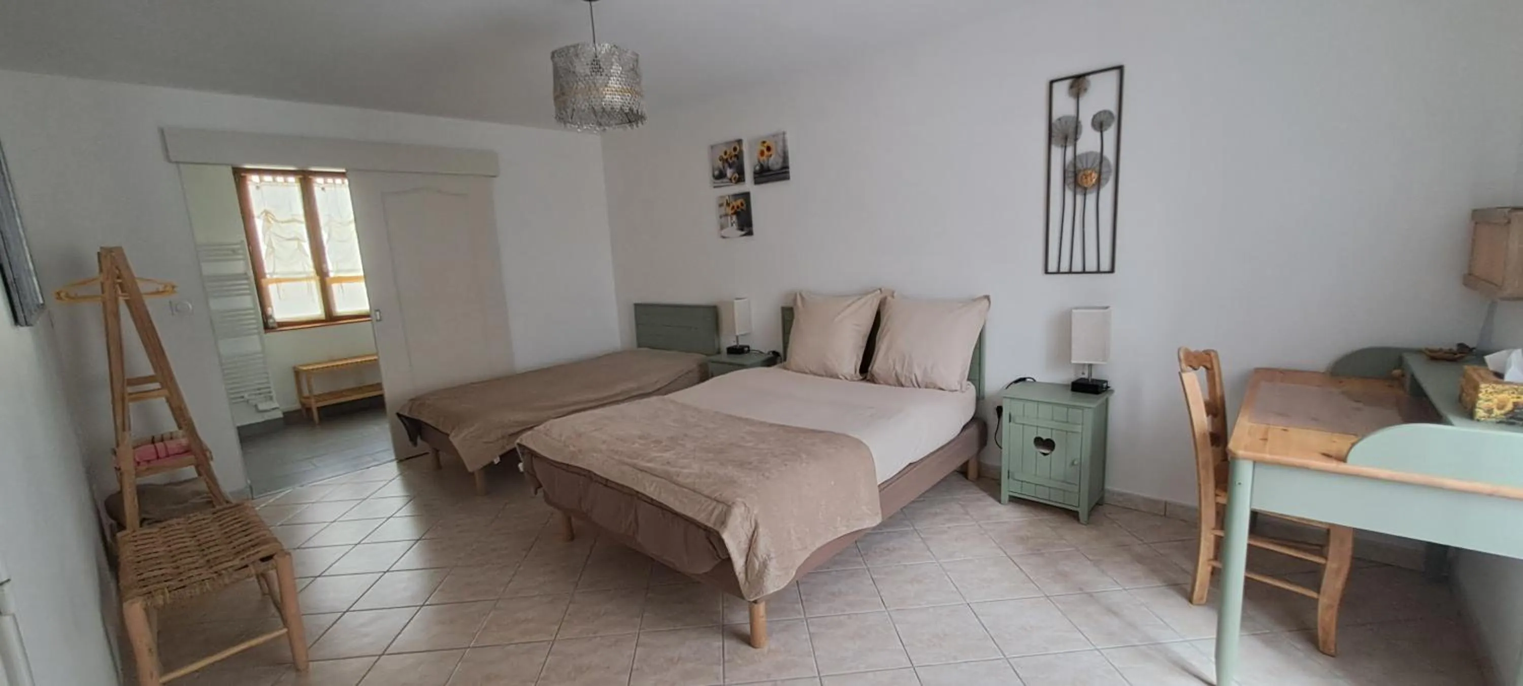 Bed in COUR LA DAME chez Béatris et Christophe Janson