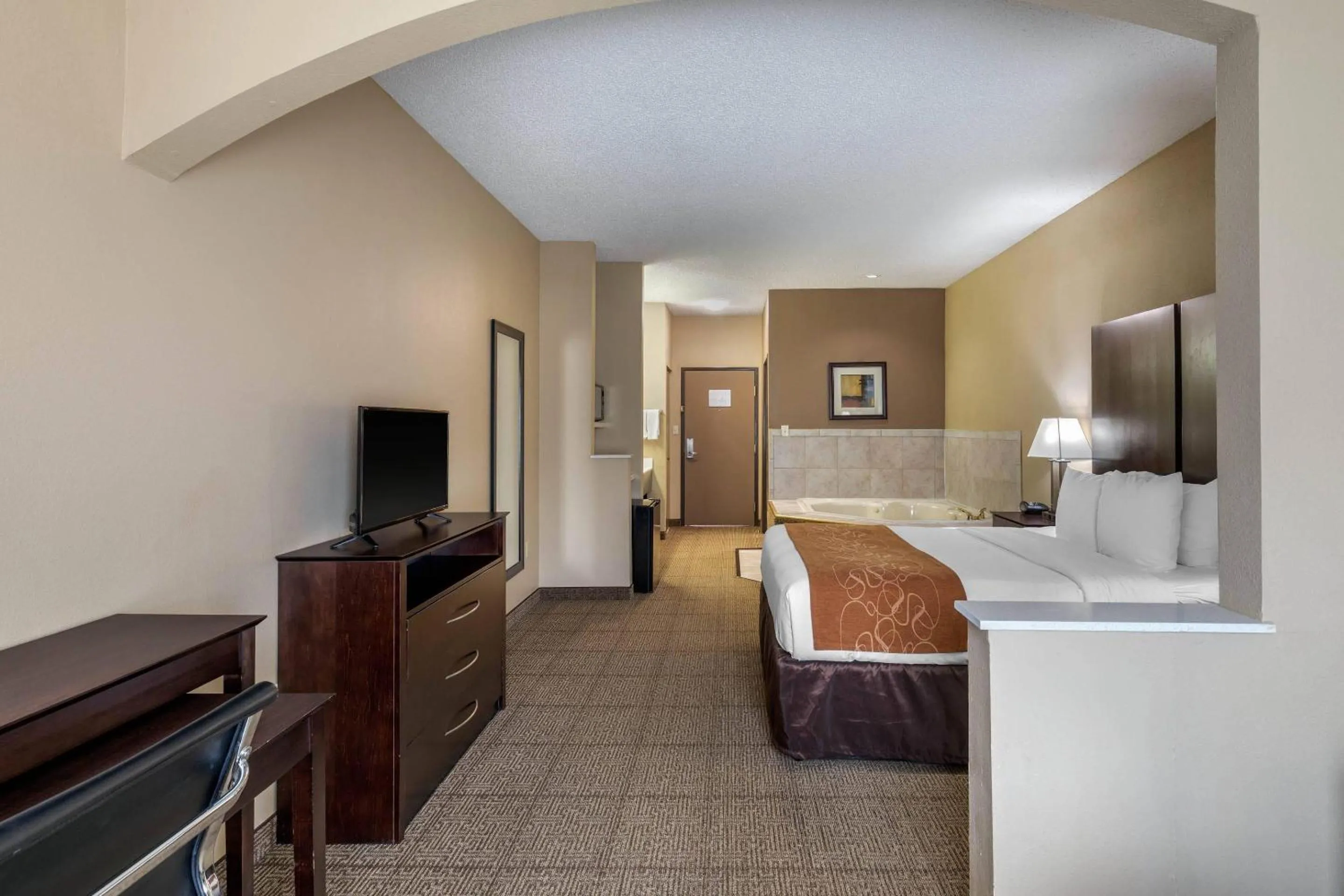 Bedroom, Bed in Comfort Suites The Colony - Plano West