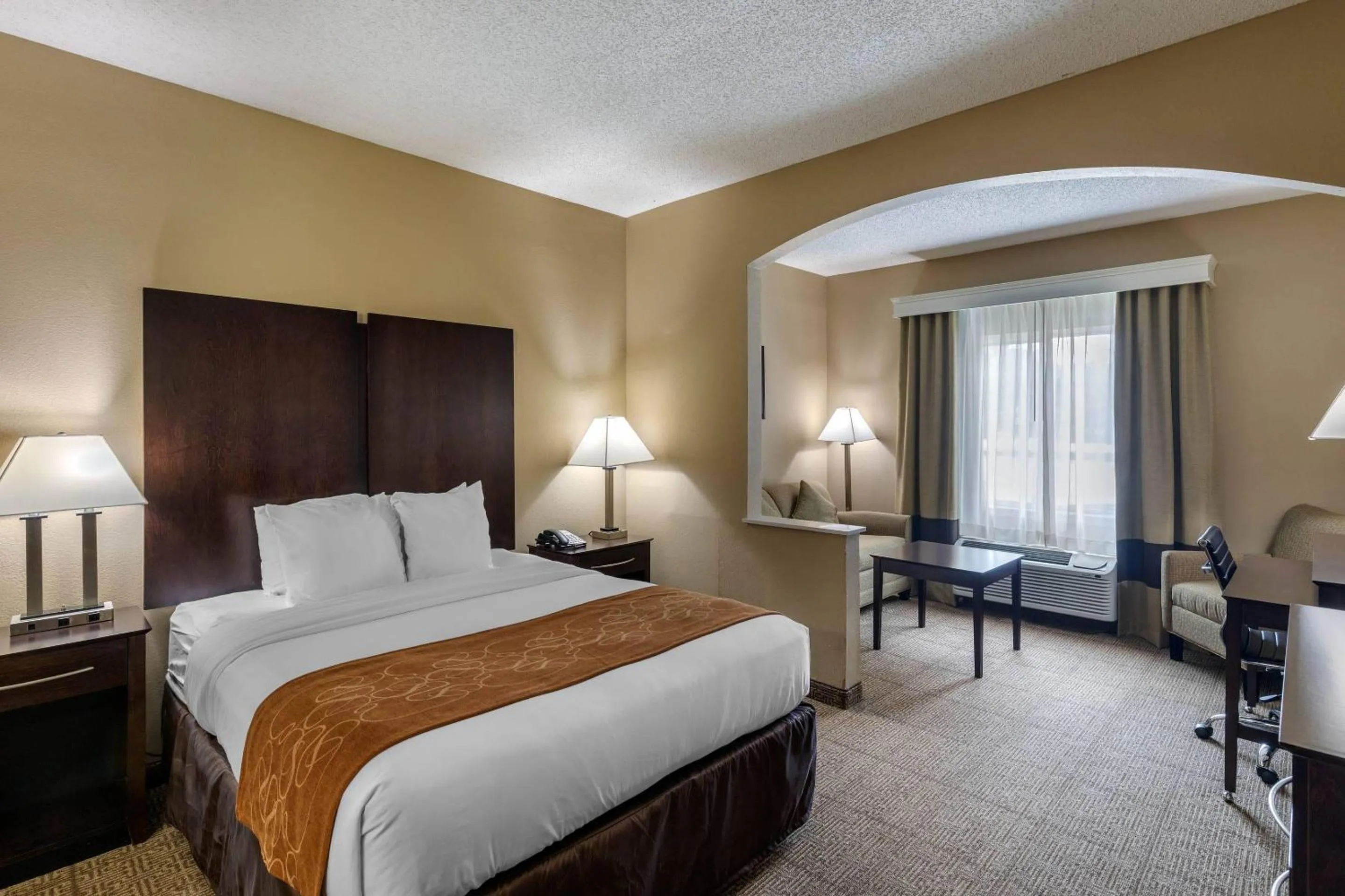 Bedroom, Bed in Comfort Suites The Colony - Plano West