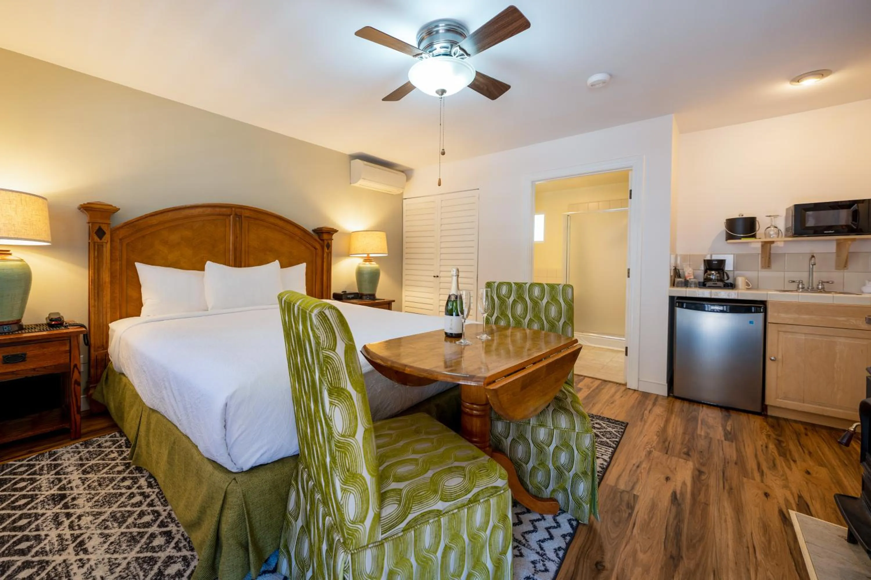 Bedroom, Bed in The Inn on Pine