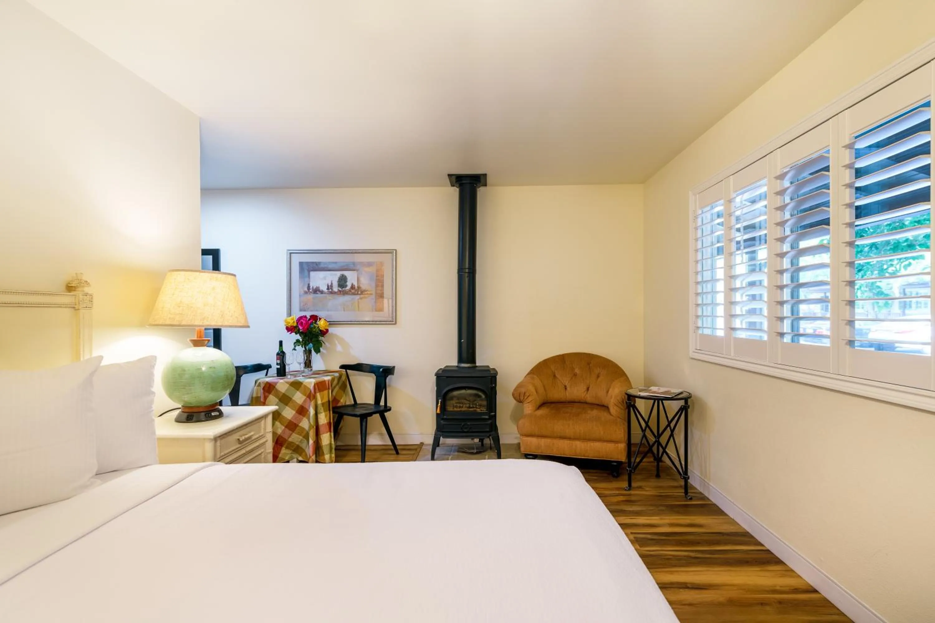 Seating area, Bed in The Inn on Pine