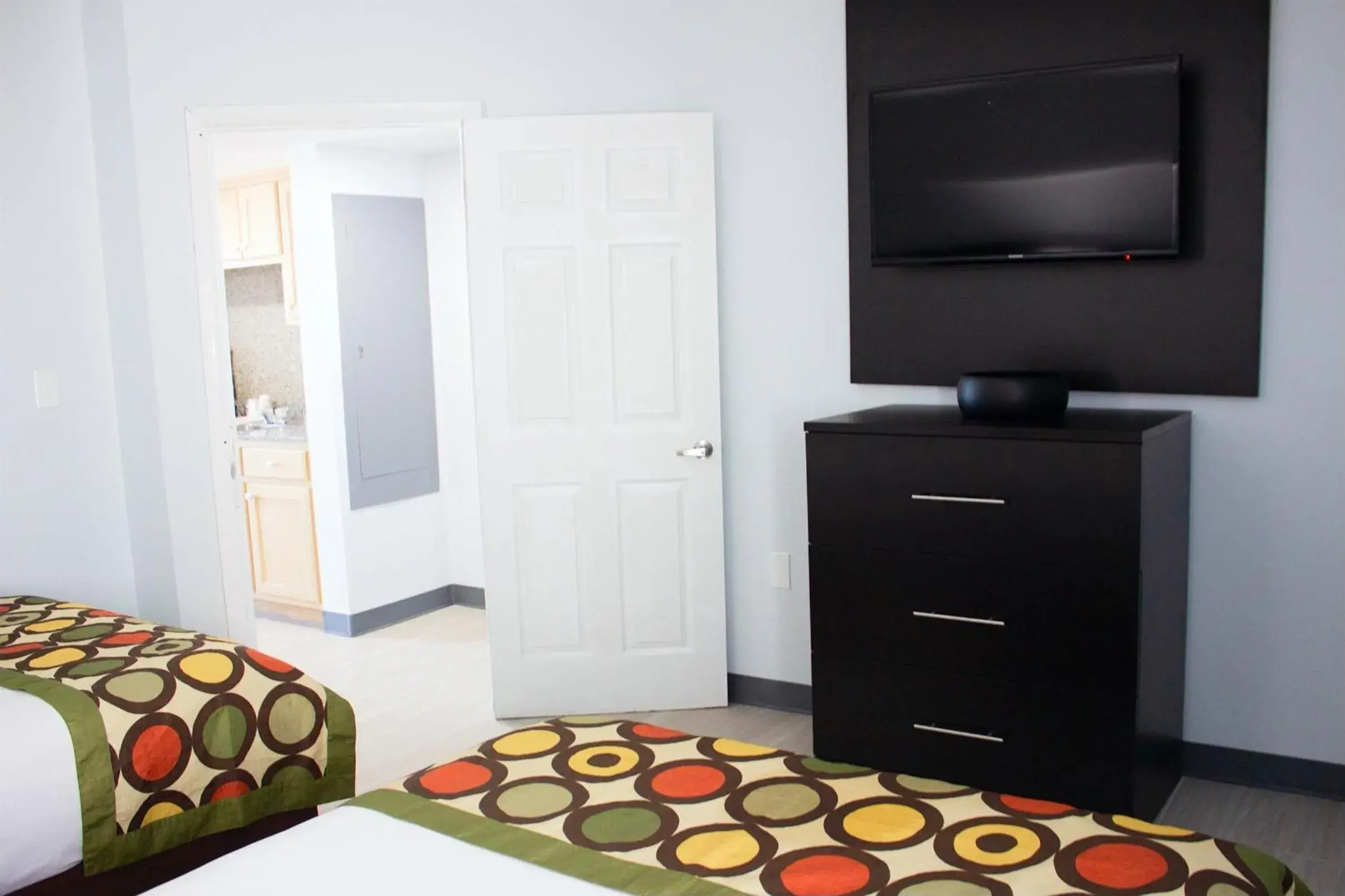 Bed in Sun & Sand Resort Oceanfront Suites Bed in Sun & Sand Resort Oceanfront Suites