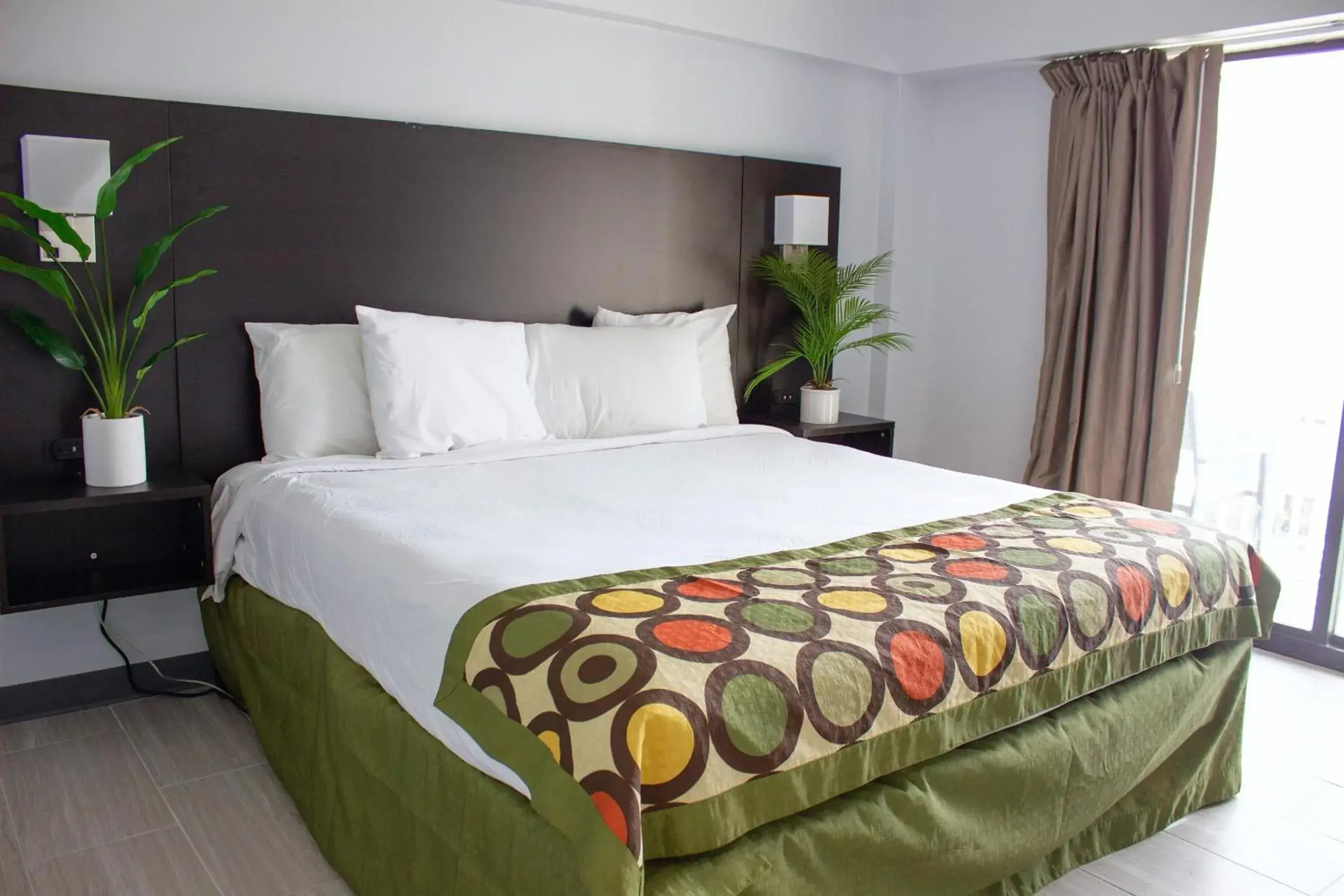 Bed in Sun & Sand Resort Oceanfront Suites Bed in Sun & Sand Resort Oceanfront Suites