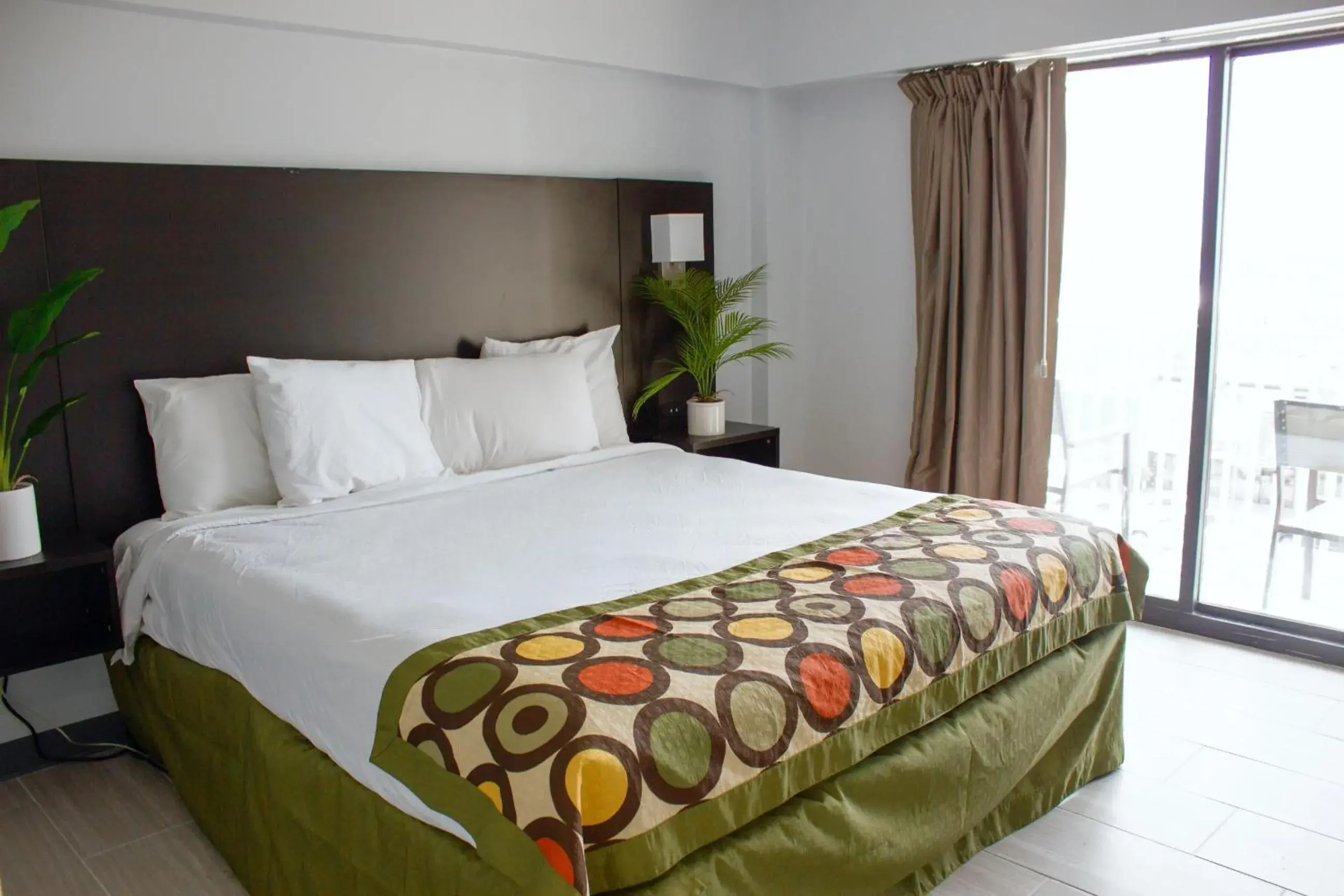 Bed in Sun & Sand Resort Oceanfront Suites Bed in Sun & Sand Resort Oceanfront Suites