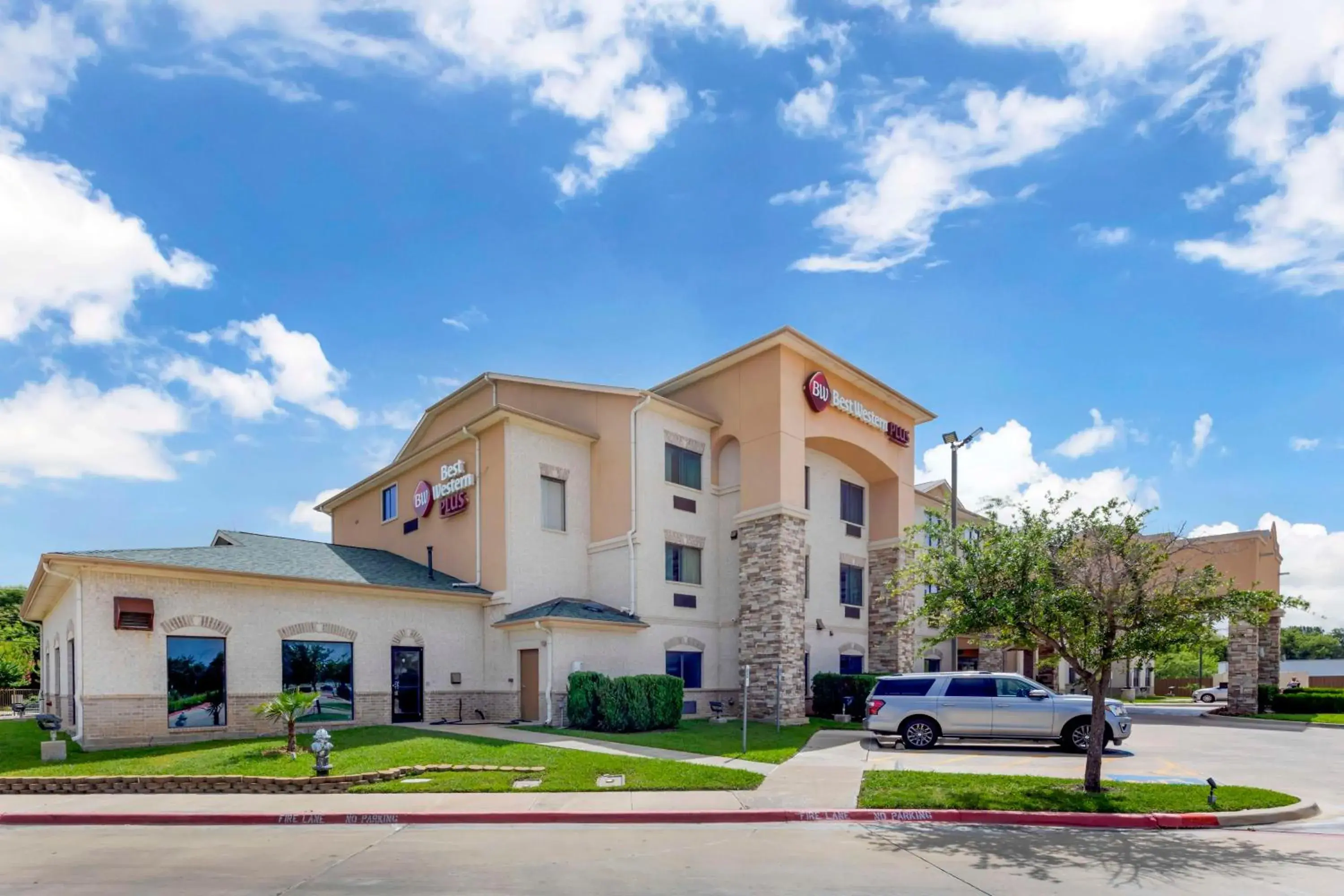 Property building in Best Western Plus Burleson Inn & Suites Property building in Best Western Plus Burleson Inn & Suites