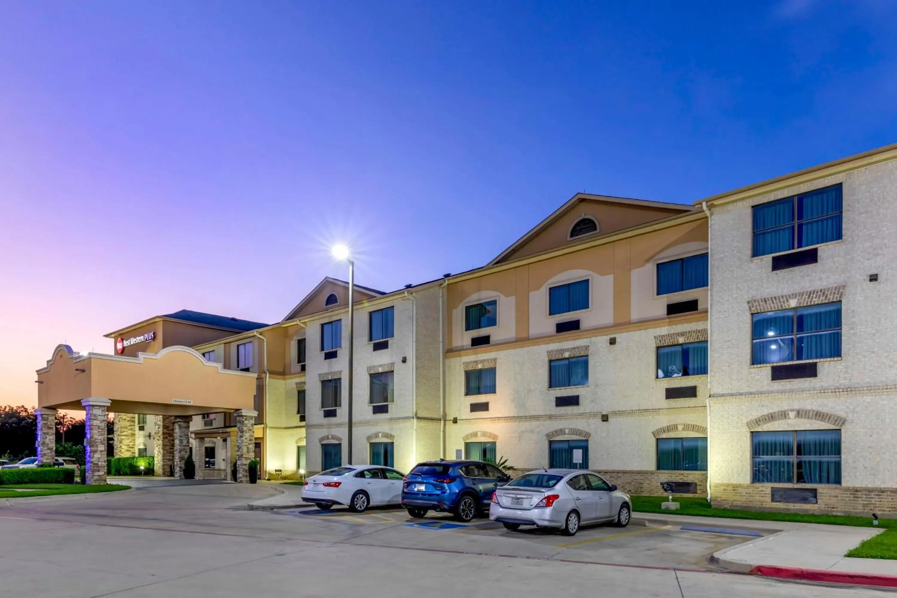 Property building in Best Western Plus Burleson Inn & Suites Property building in Best Western Plus Burleson Inn & Suites