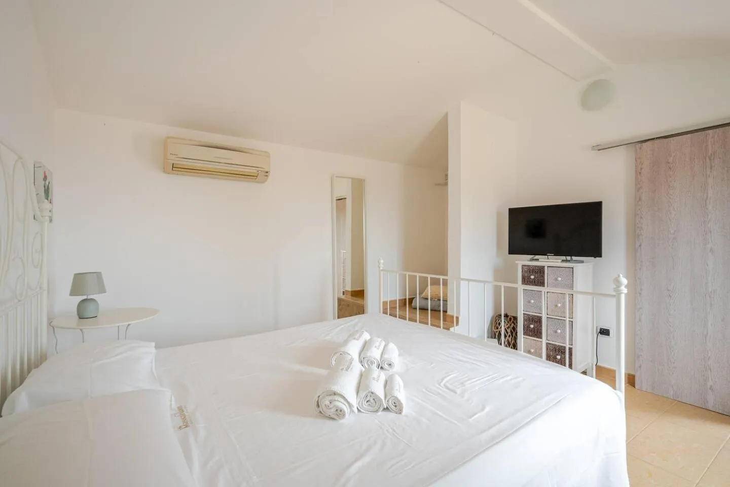 Bedroom, Bed in Massaroom