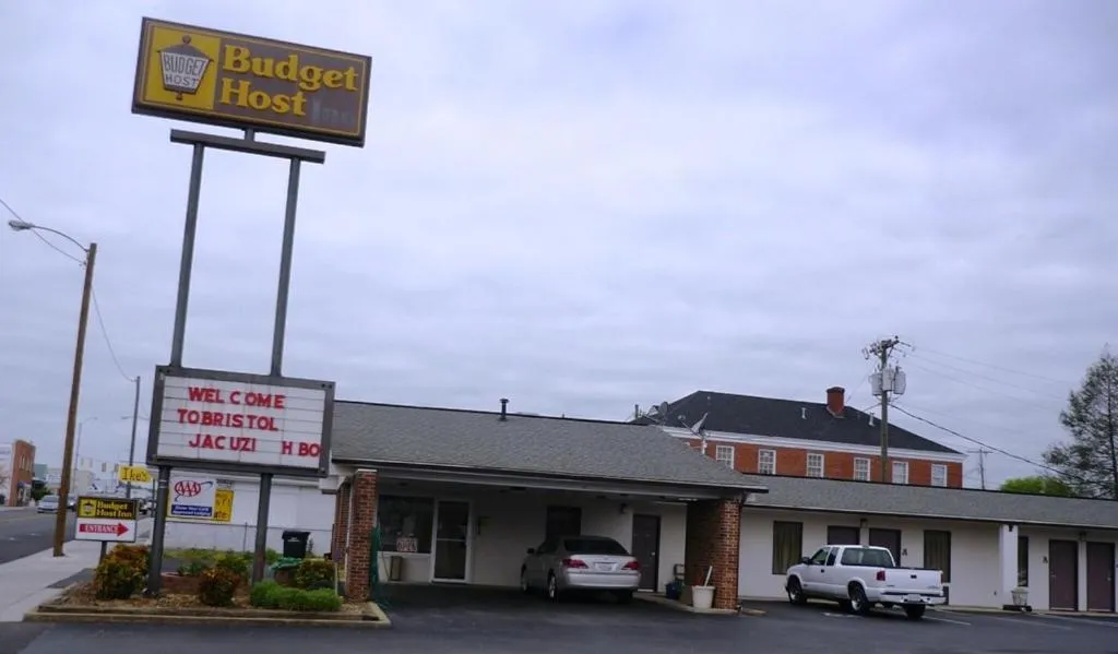 Facade/entrance in Budget Host Inn Bristol