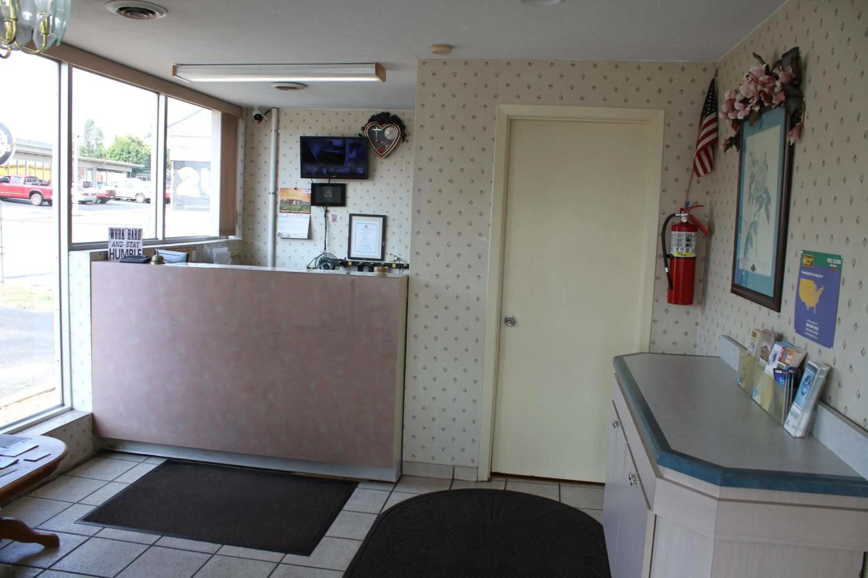 Lobby or reception in Budget Host Inn Bristol