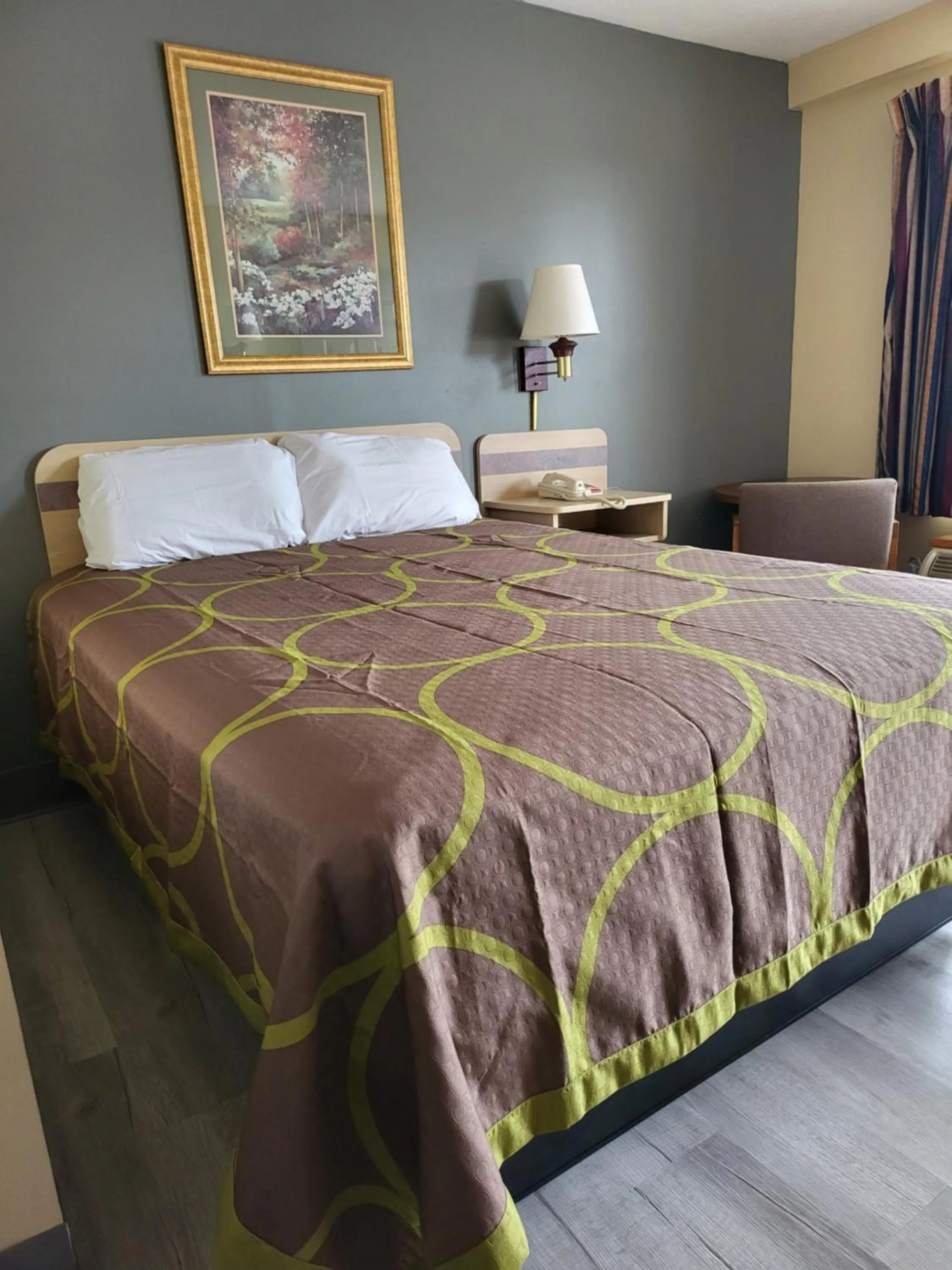 Bed in Budget Host Inn Bristol