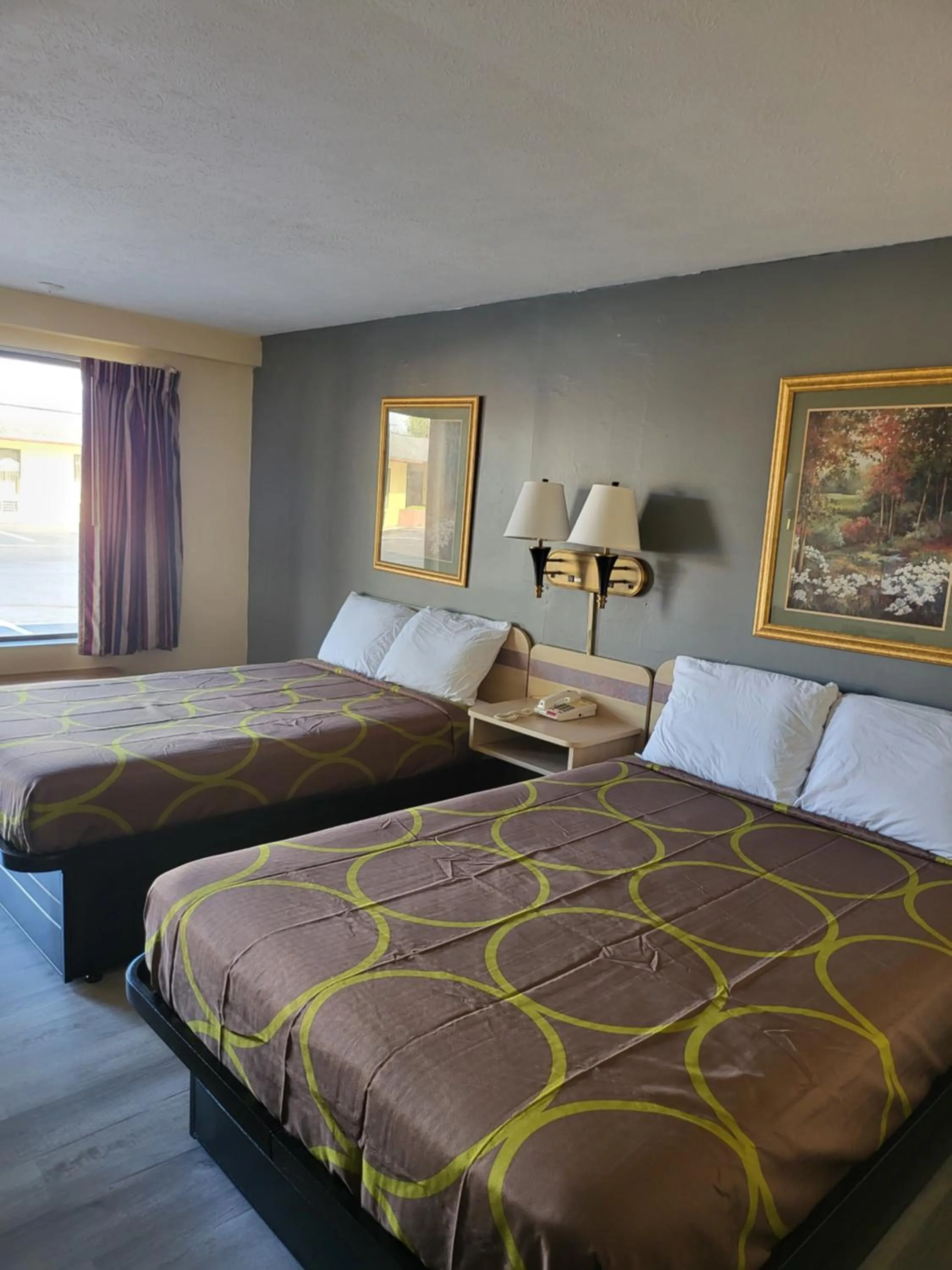 Bed in Budget Host Inn Bristol