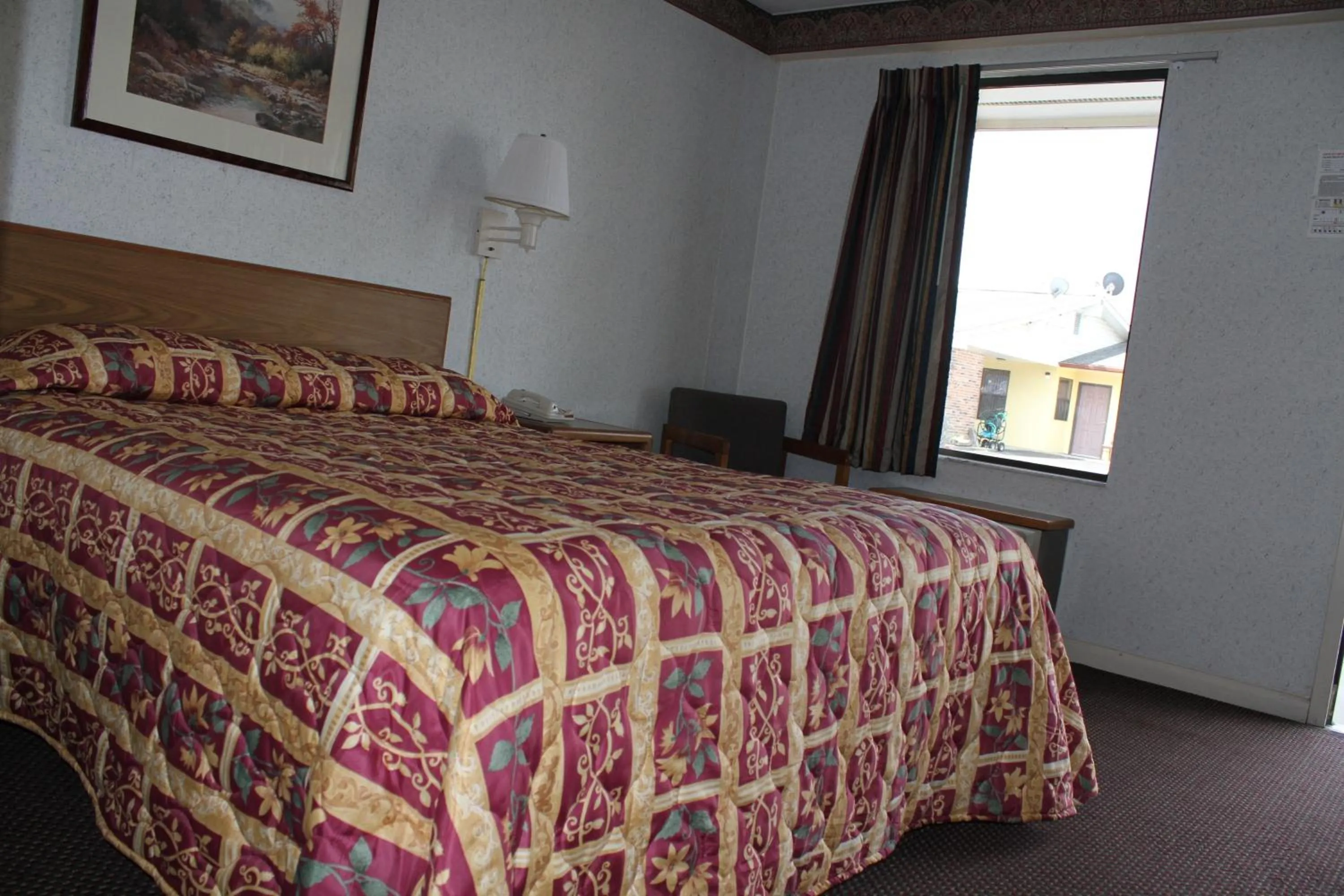 Bed in Budget Host Inn Bristol