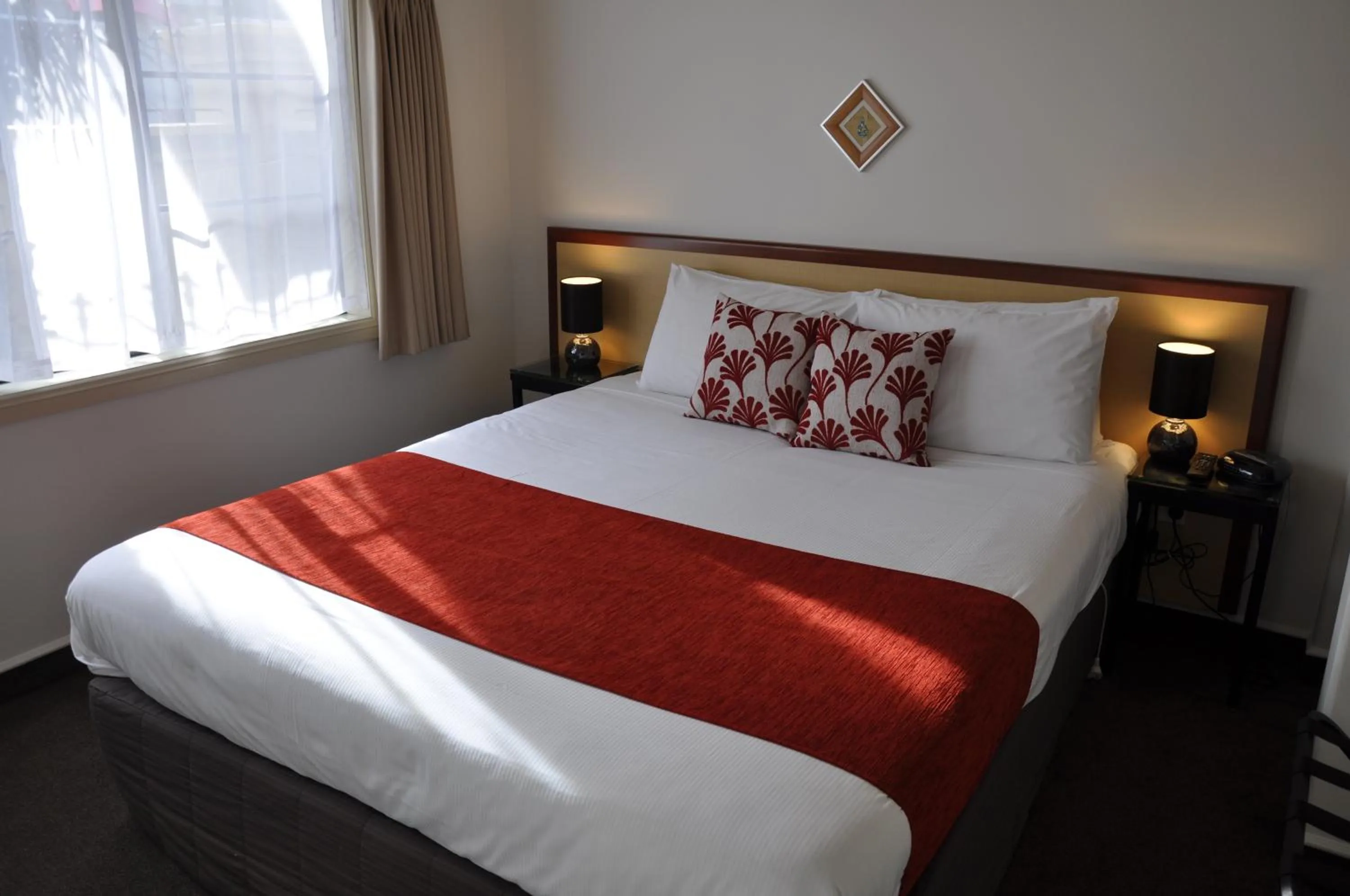 Photo of the whole room, Bed in Tuscany Villas Whakatane