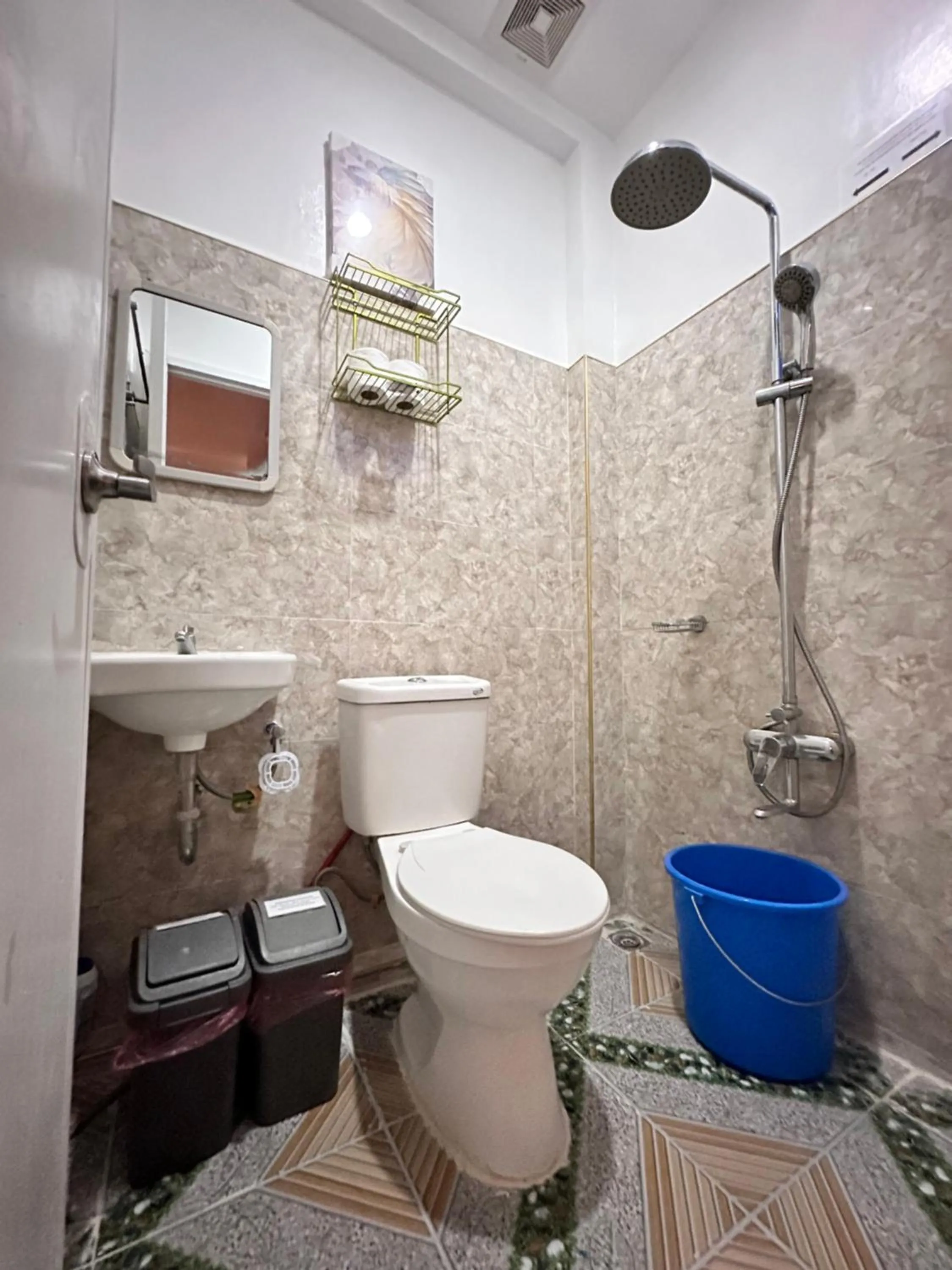 Shower in Aquarius - Port Barton