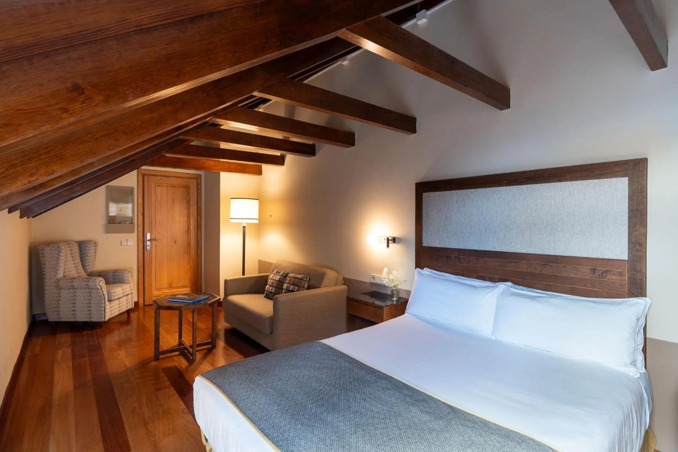 Photo of the whole room, Bed in Parador de Cruz de Tejeda