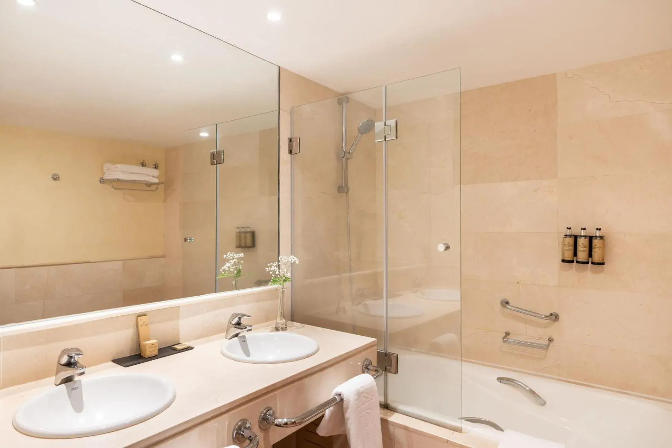 Bathroom in Parador de Cruz de Tejeda Bathroom in Parador de Cruz de Tejeda