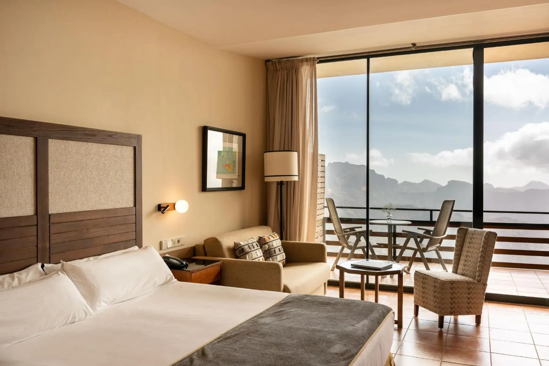 Mountain view, Bed in Parador de Cruz de Tejeda Mountain view, Bed in Parador de Cruz de Tejeda