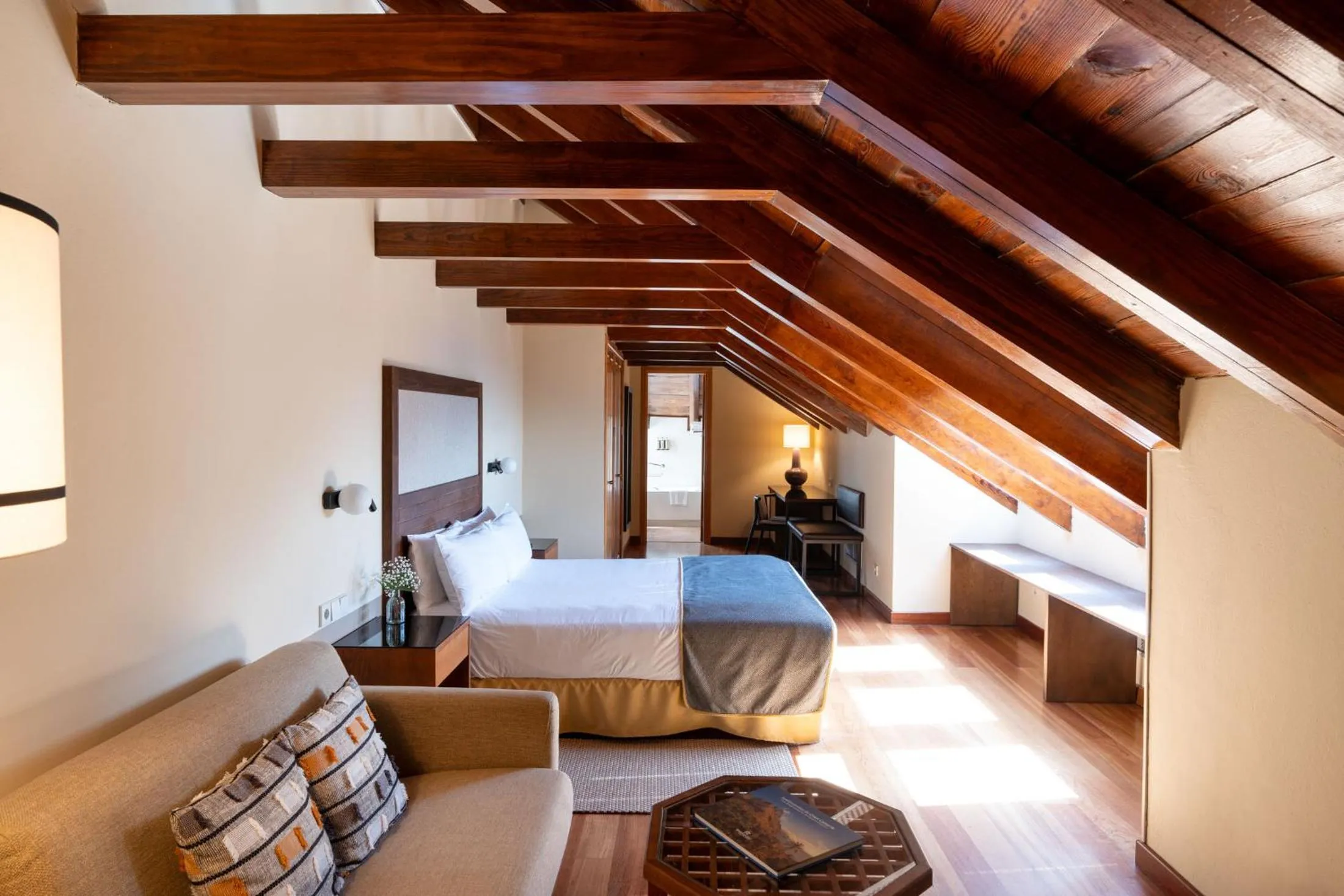 Photo of the whole room, Bed in Parador de Cruz de Tejeda