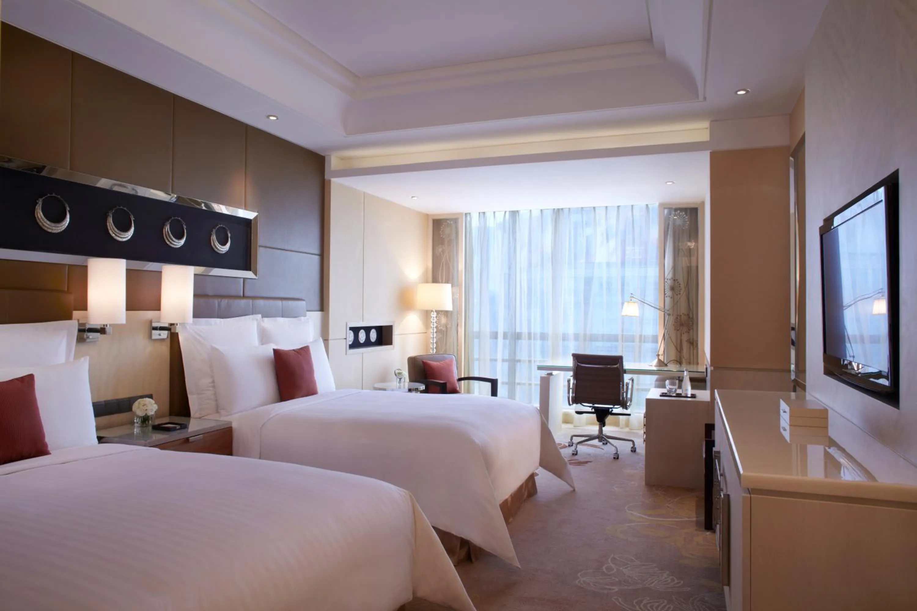 Property building, Bed in Guangzhou Marriott Hotel Tianhe