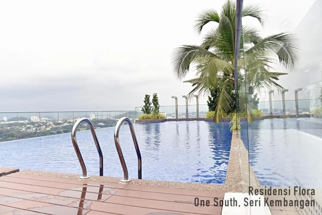 Swimming pool in Residensi Flora