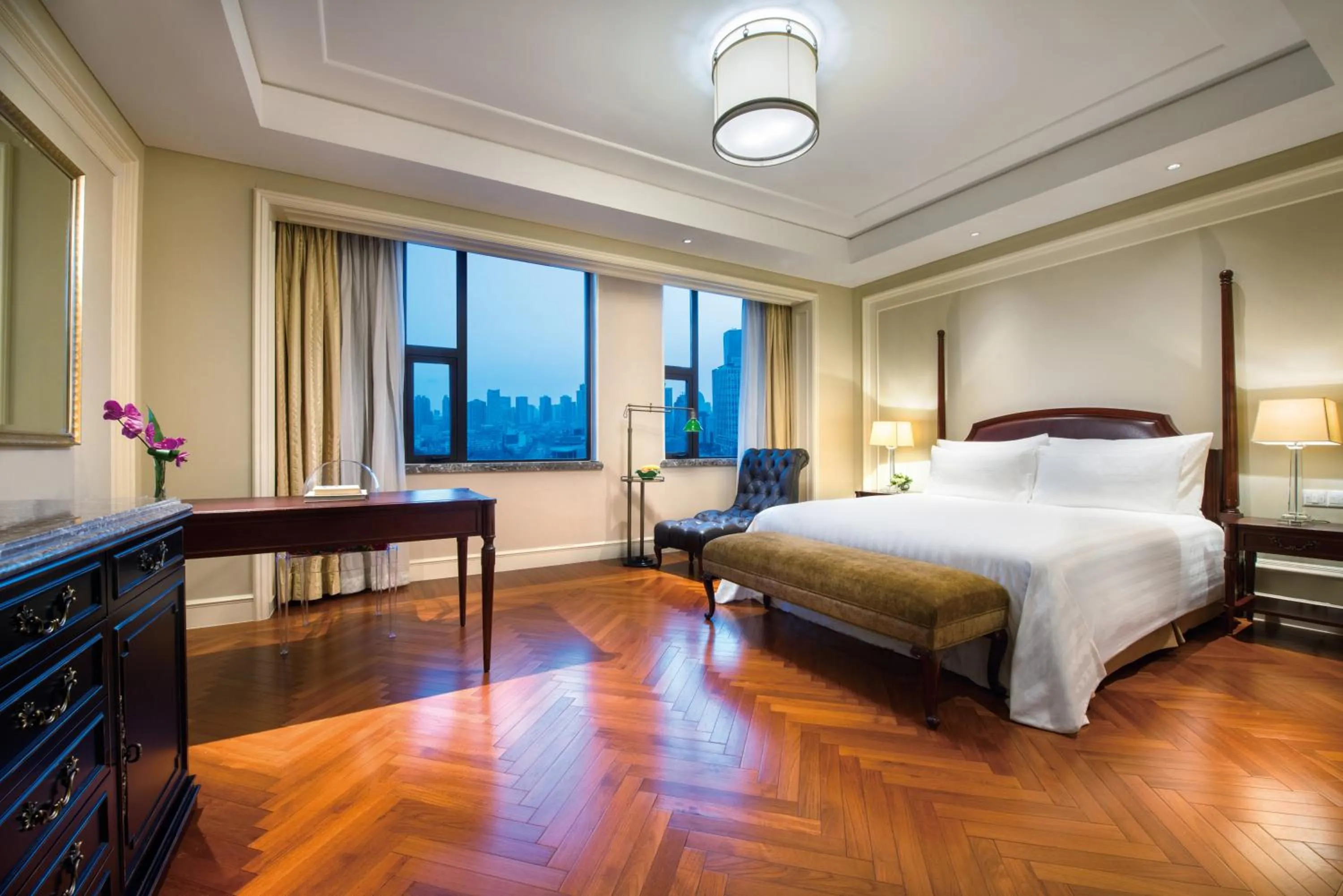 Bed in Sunrise On The Bund