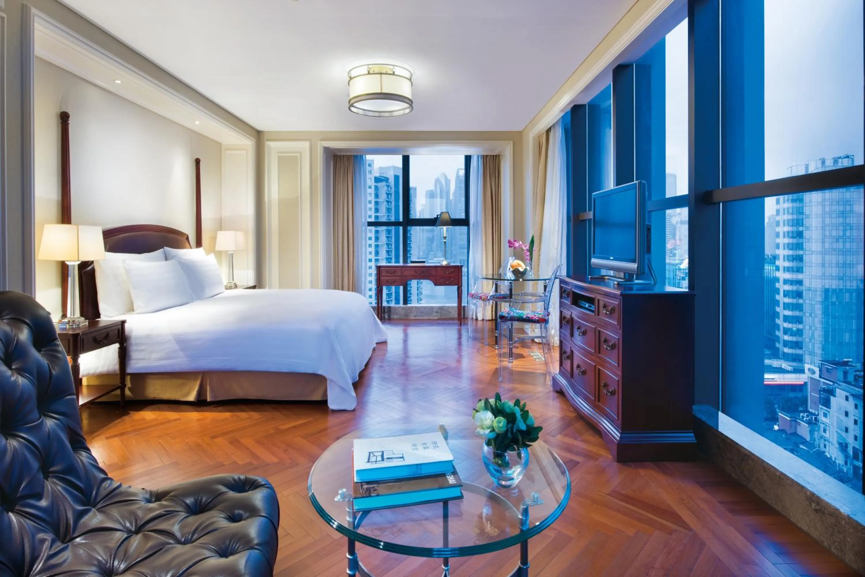 Bed in Sunrise On The Bund