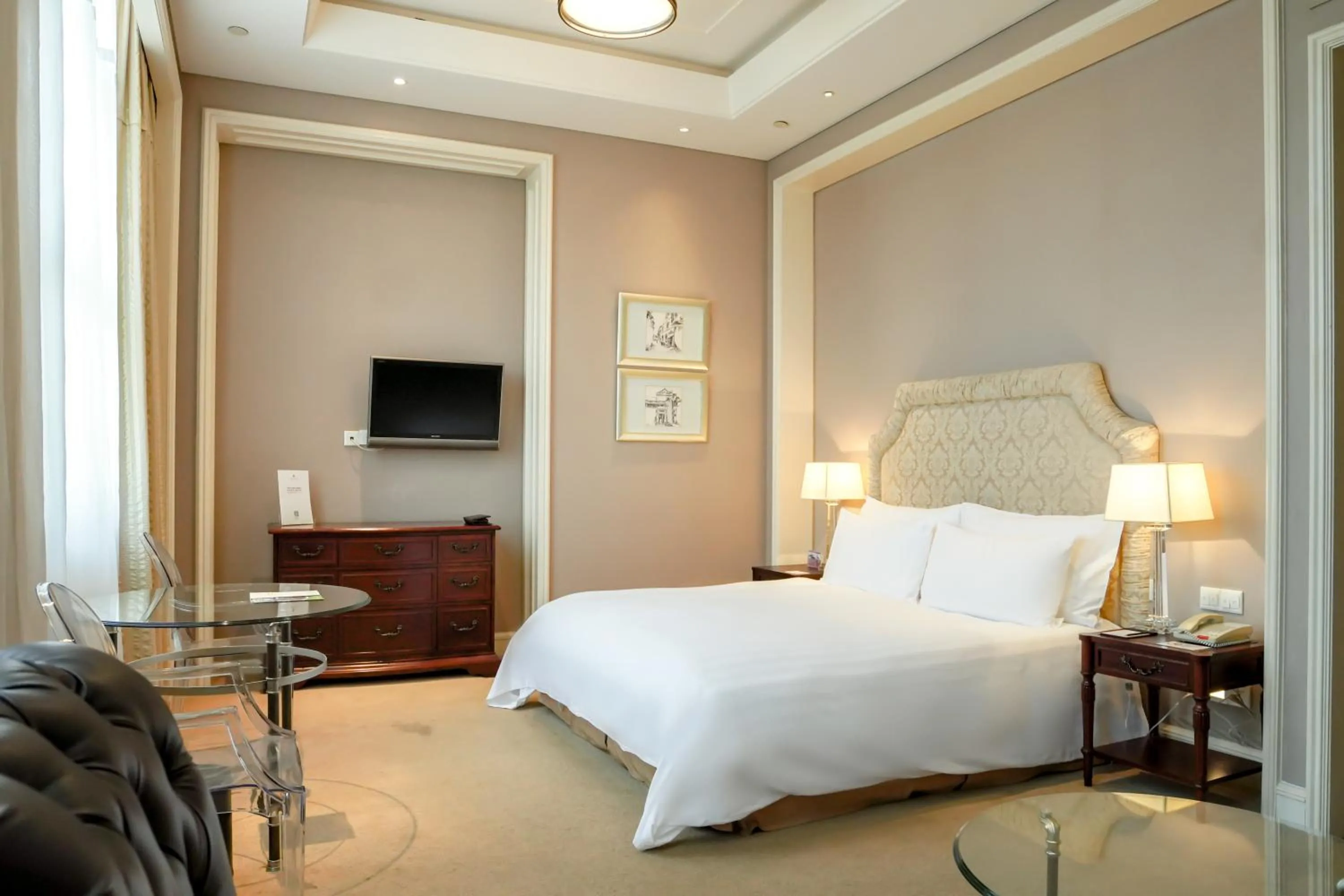 Photo of the whole room, Bed in Sunrise On The Bund